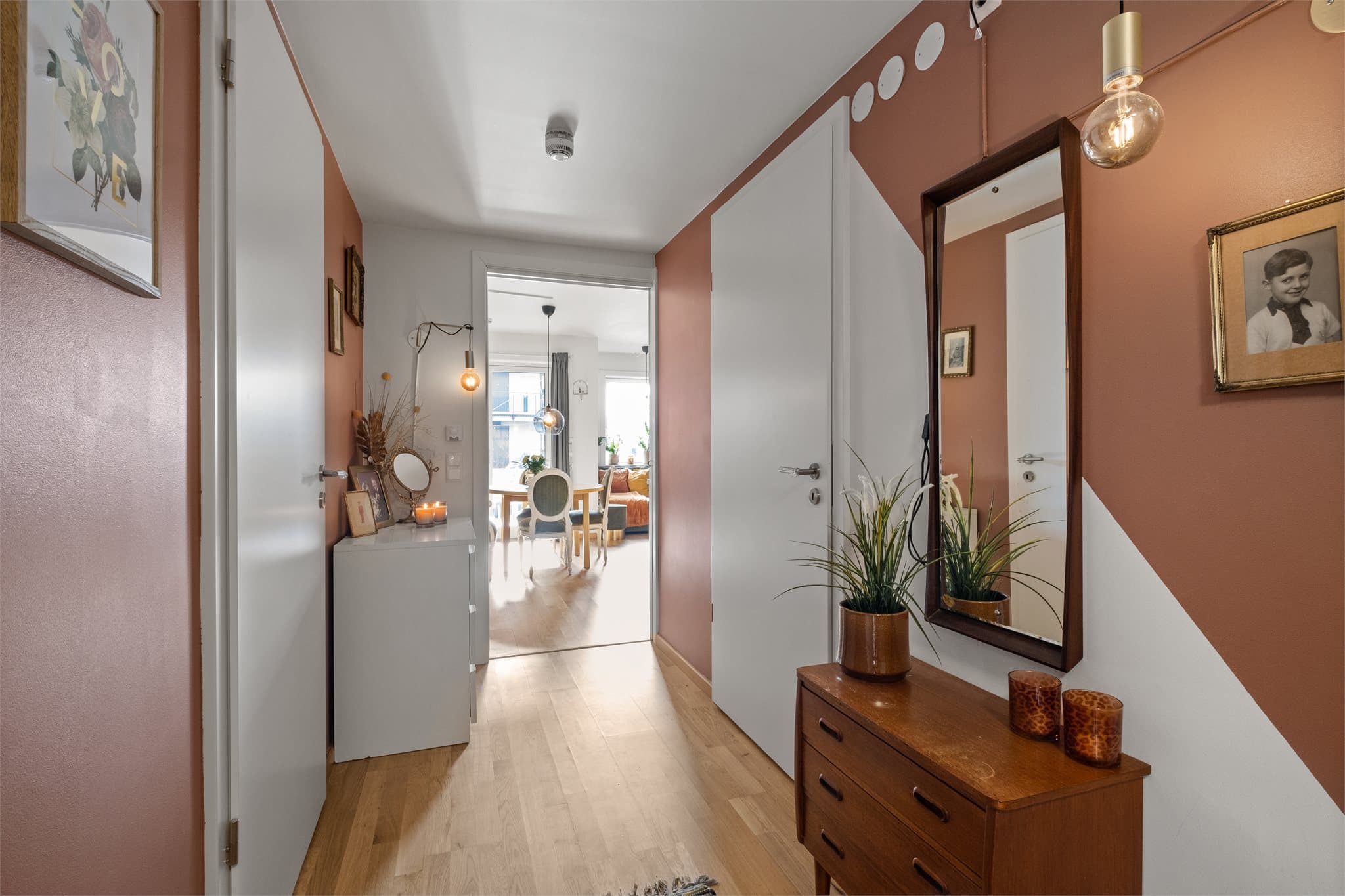 Velkommen inn! Romslig entré med plass til oppbevaringsmøblement. Foto: Erik Valestrand-Halseth