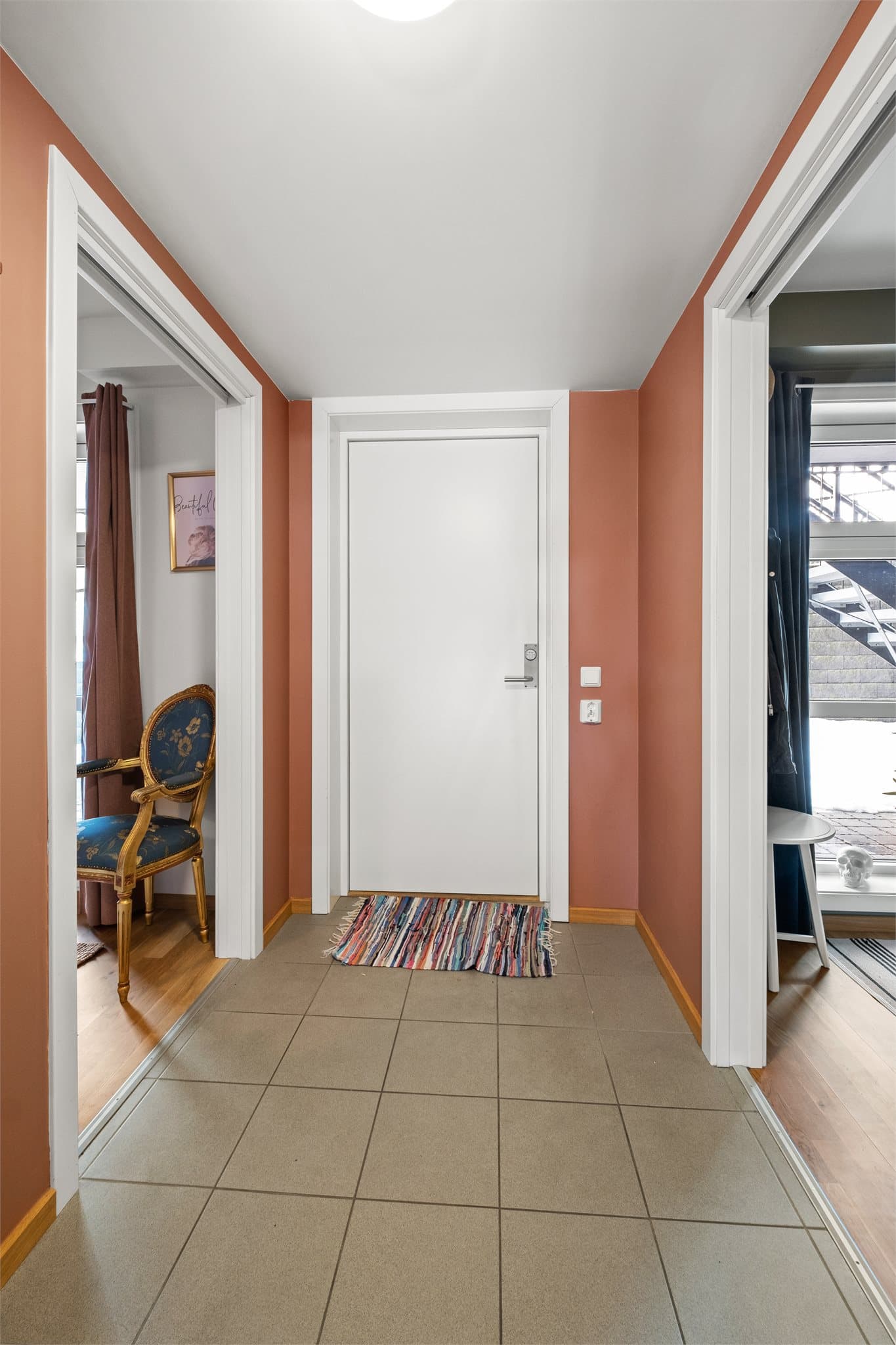 Entreen har deler med flislagt gulv over gulvvarme.