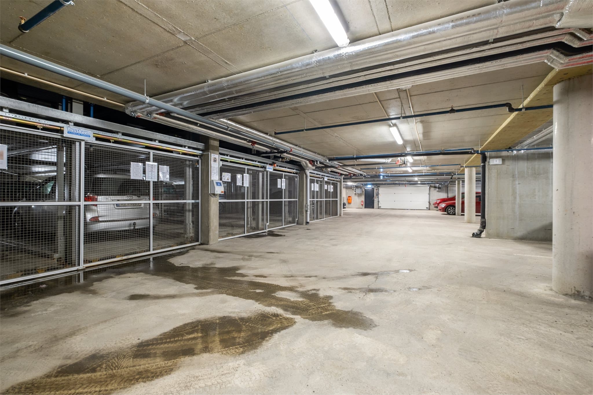 Det følger én garasjeplass på heisrampe i lukket anlegg.