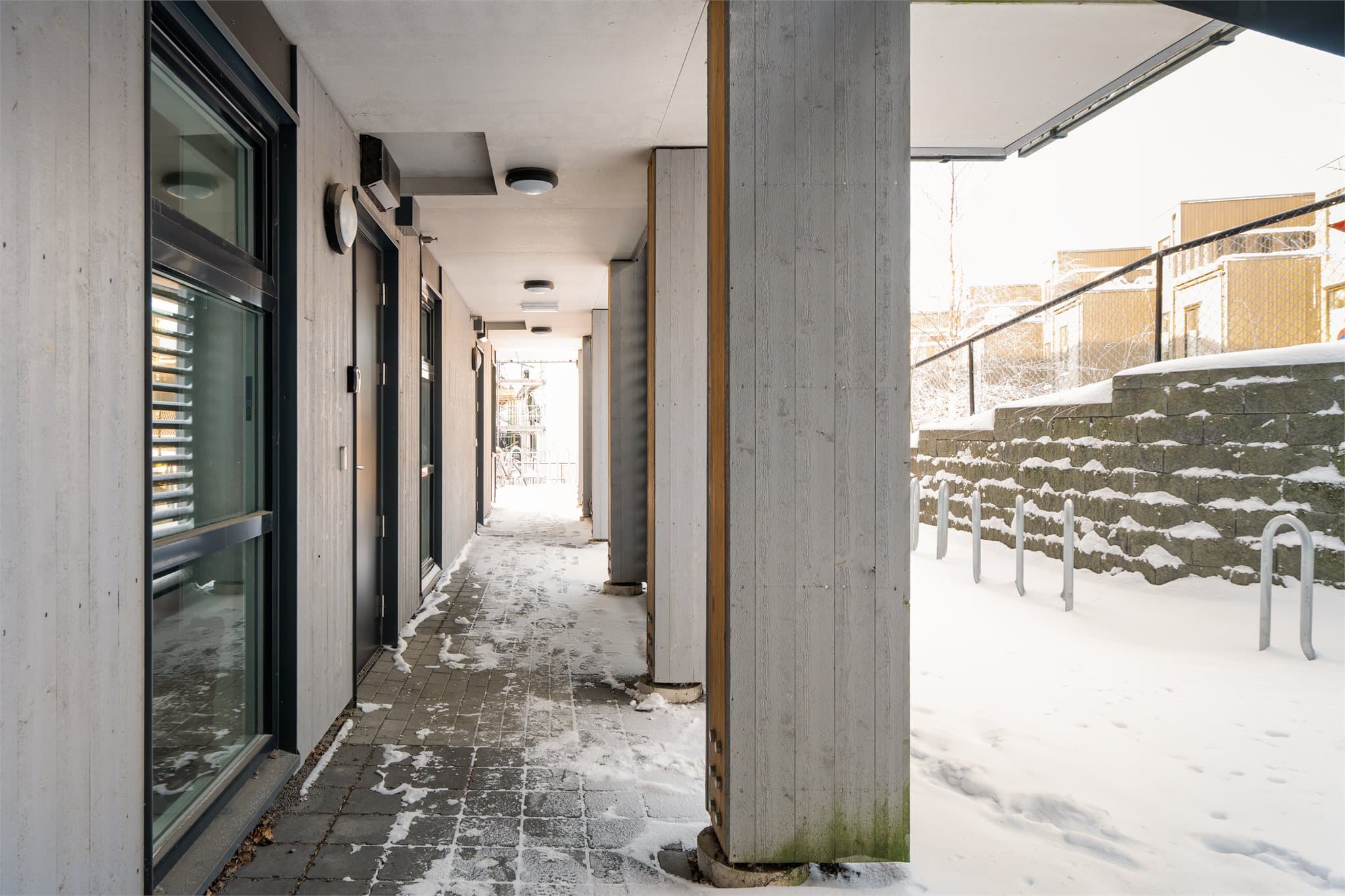 Leiligheten har adkomst fra bakkeplan og har en overbygd svalgang med belysning.