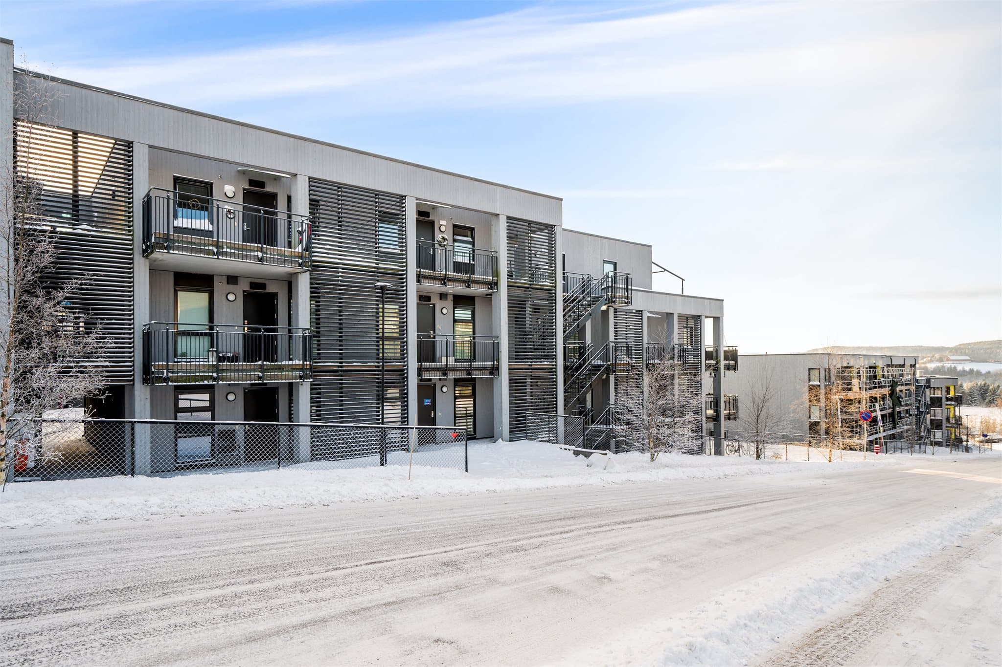 Her bor du i rolige og grønne omgivelser, samtidig som du har nærhet til skole, barnehage, dagligvarehandel, kollektivtransport og øvrige servicetilbud.