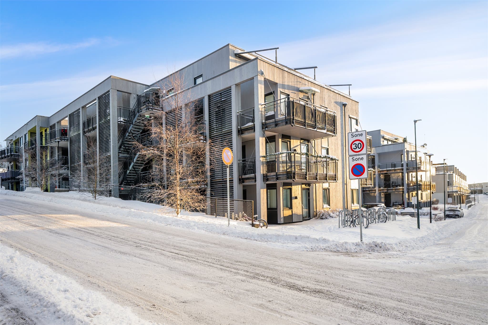 Sameiet fremstår som barnevennlig, med trivelige fellesområder som inkluderer lekeplass og sittegrupper med benker – perfekt for både lek, rekreasjon og nabosamvær.