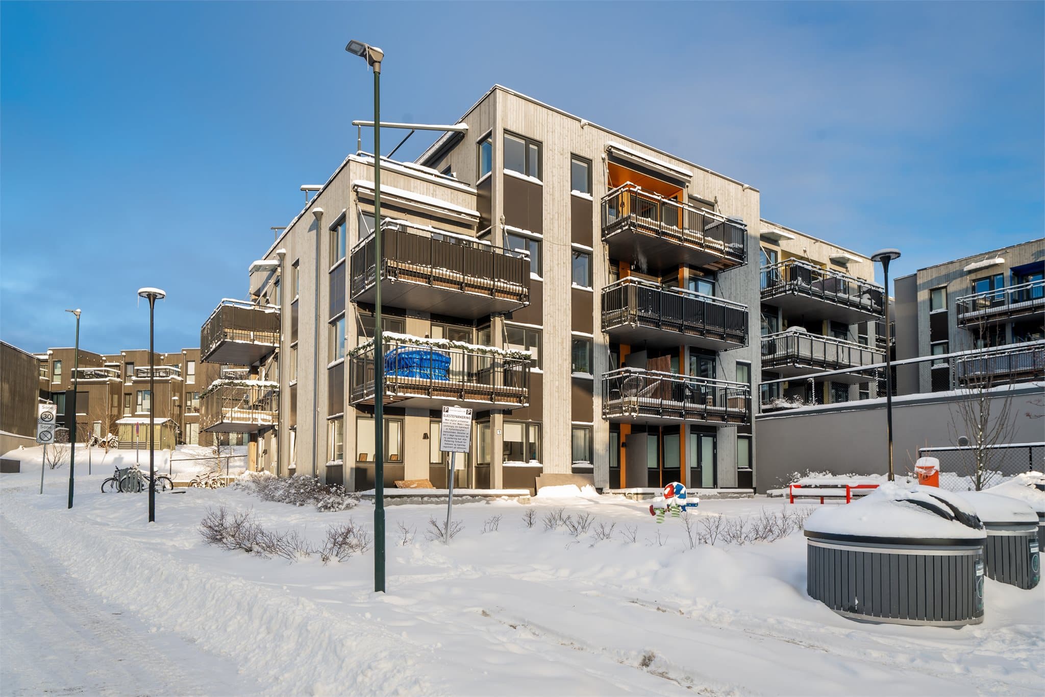 Offentlig kommunikasjon er lett tilgjengelig med bussforbindelser i nærområdet, og med bil har man rask adkomst til hovedveinettet. Oslo sentrum nås på relativt kort tid, noe som gjør beliggenheten ideell for pendlere.