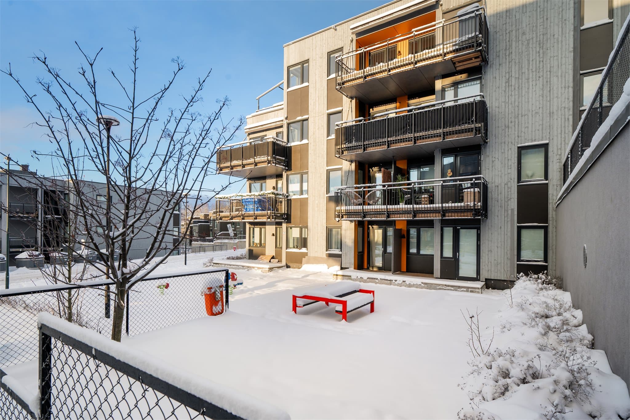 Emera Eiendomsmegling ved Solveig Granlund ønsker velkommen til Nitteberglia 1. En attraktiv og lettstelt 3-roms selveierleilighet beliggende på bakkeplan i 1. etasje i et hyggelig og veletablert sameie på Kjeller i Lillestrøm. Foto: Heidi Hexeberg Larsen