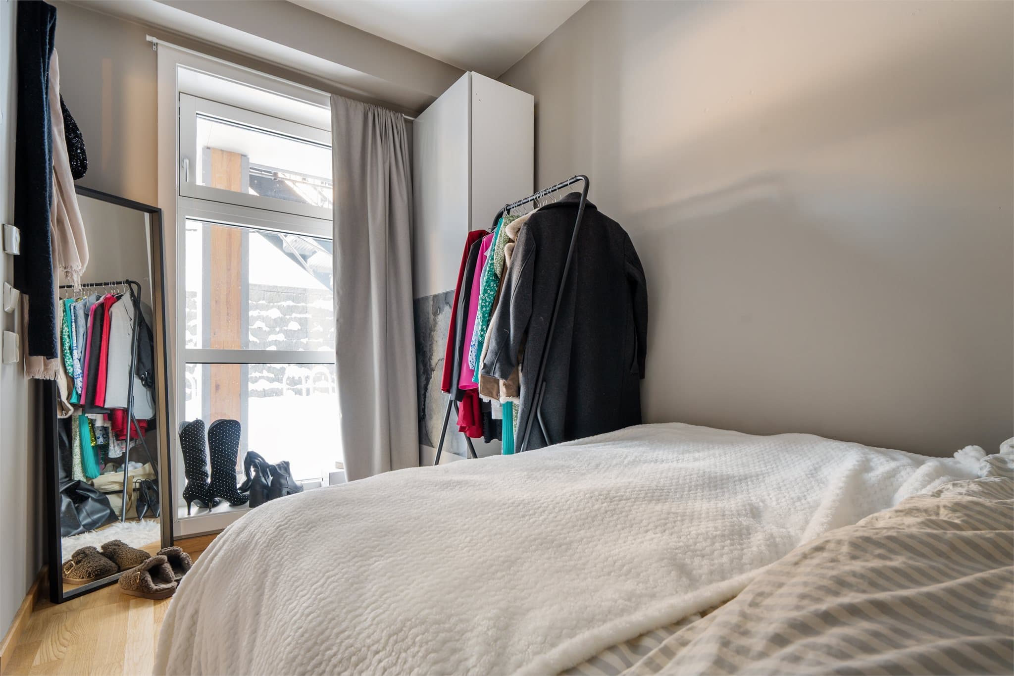 Soverommene vender mot inngangsparti og svalgang.