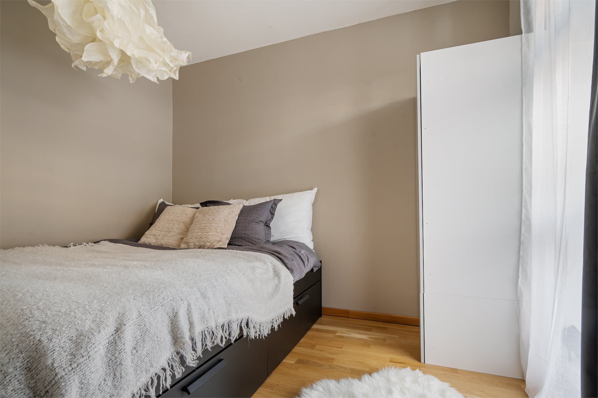 Hovedsoverommet er malt i tidsriktig nyanse og har garderobeskap.