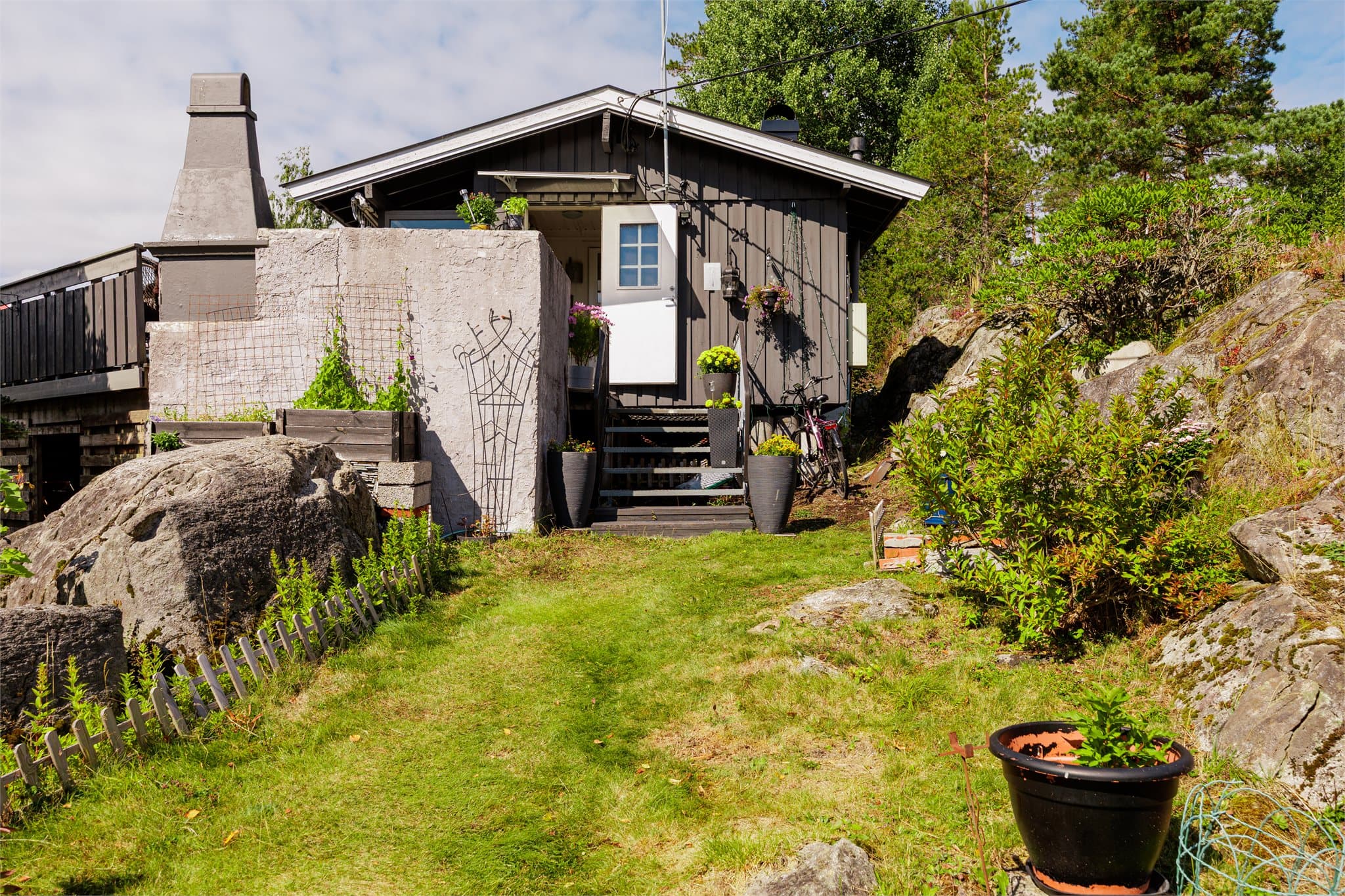 Idyllisk beliggenhet med naturen tett på – en sjarmerende fritidseiendom omgitt av vakre og frodige uteområder.