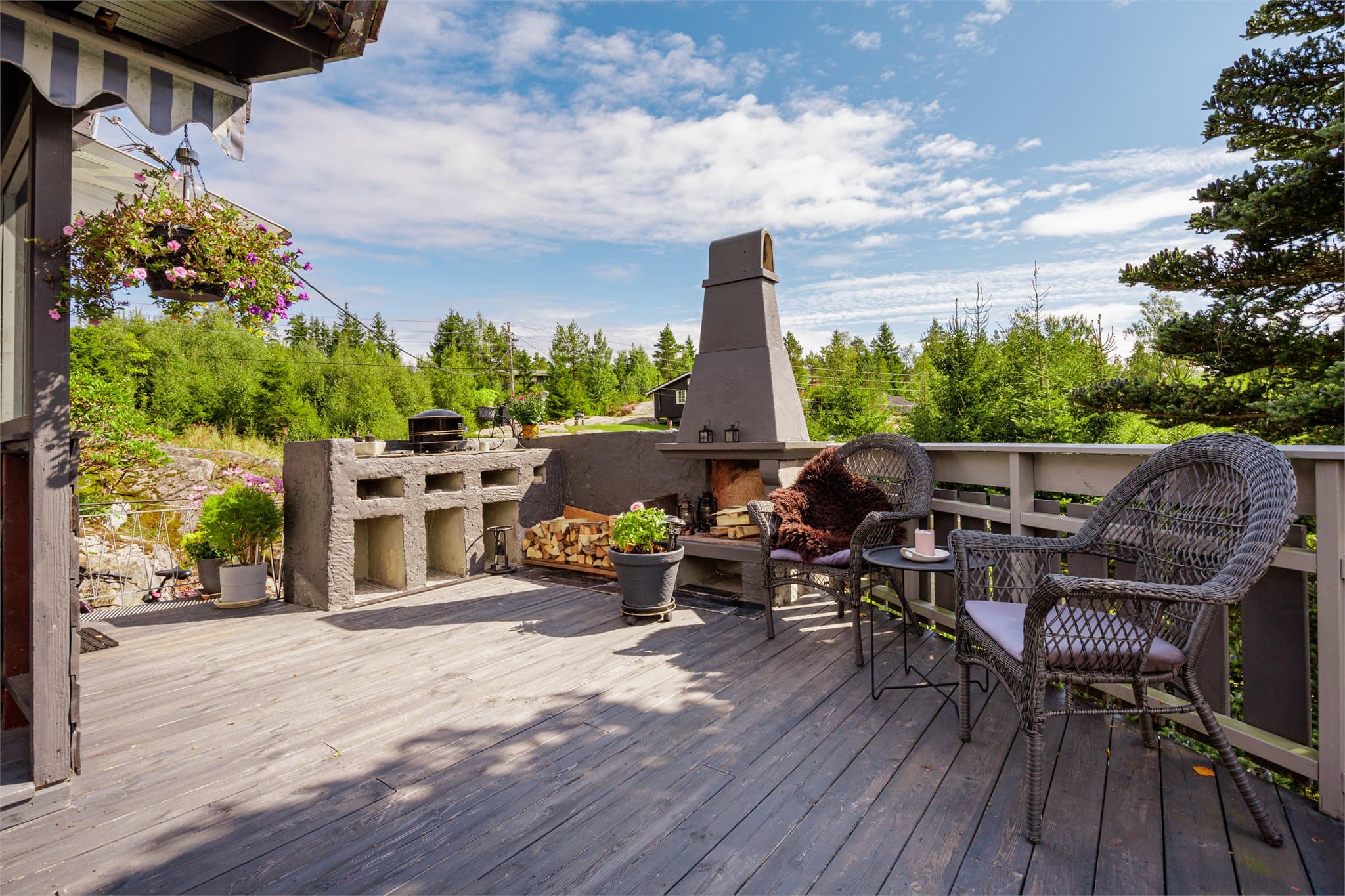 Stor og solrik terrasse med god plass til både utemøbler, grill og hyggelige sommermåltider.