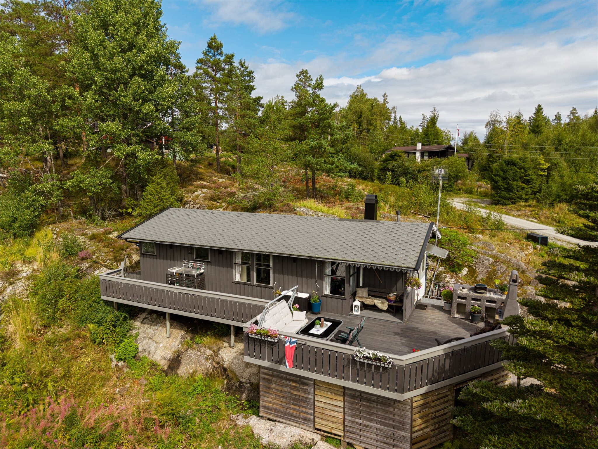 Hytta ligger i et meget familievennlig og veletablert hyttefelt på Dalefjerdingen i Enebakk.