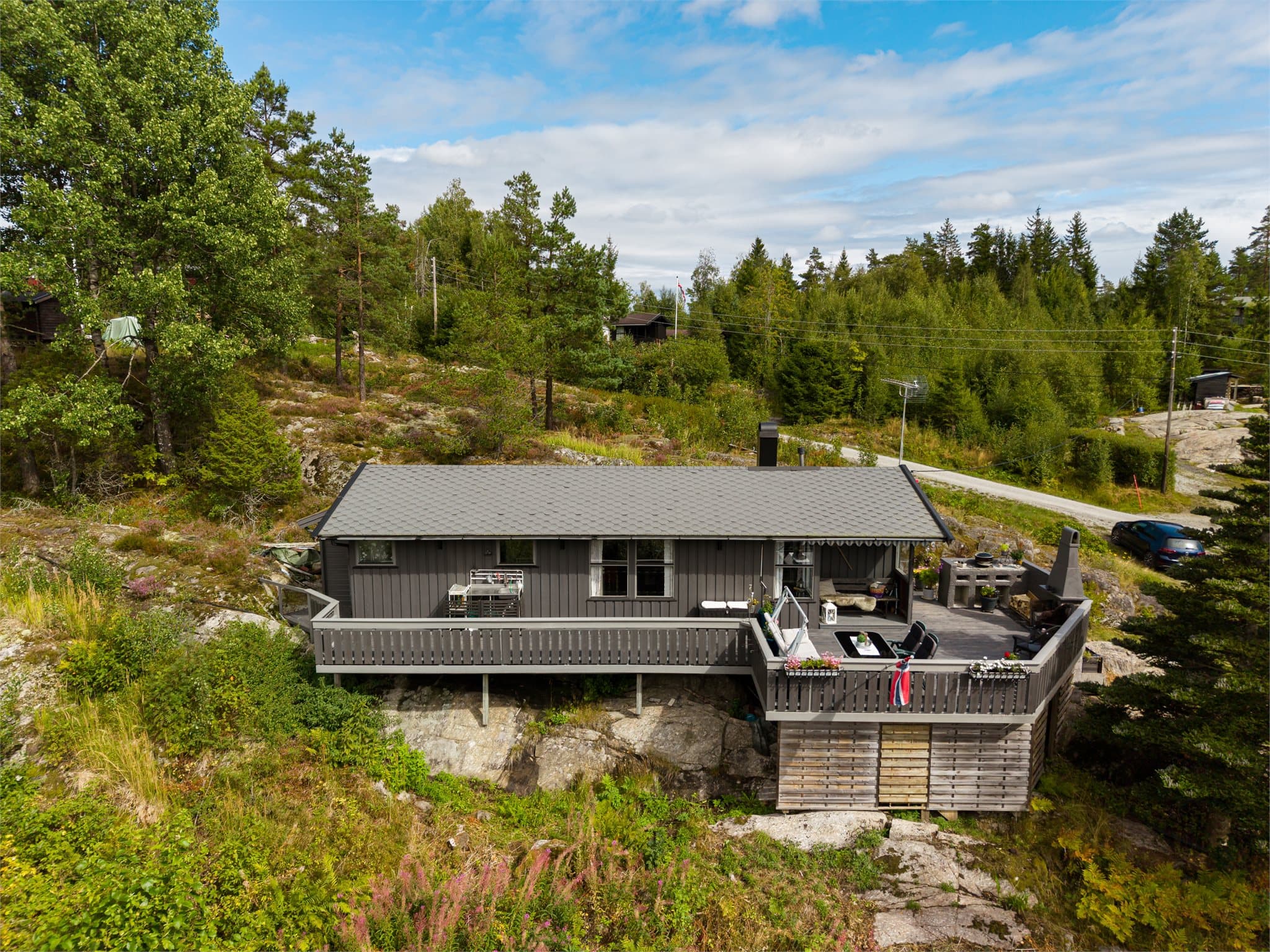 Solrik og romslig terrasse med plass til flere hyggelige sittegrupper.
