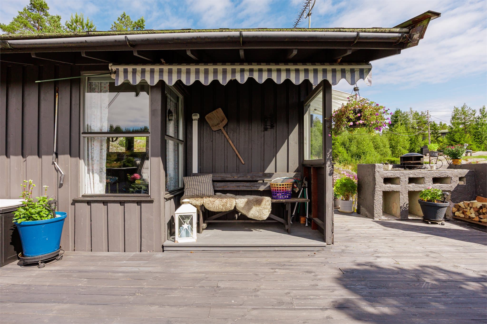 Innbydende uteplass med god atmosfære, perfekt for lange dager utendørs sammen med familie og venner.