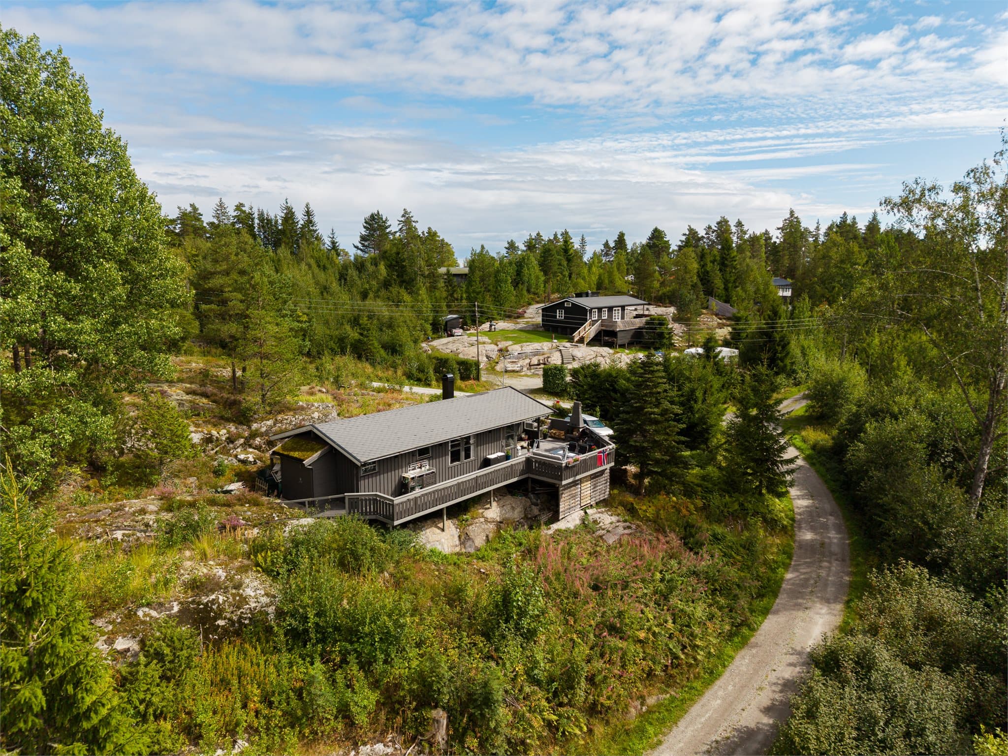 Det er opparbeidet bilvei helt frem til hytta hvor det er plass til flere biler på egen tomt.
