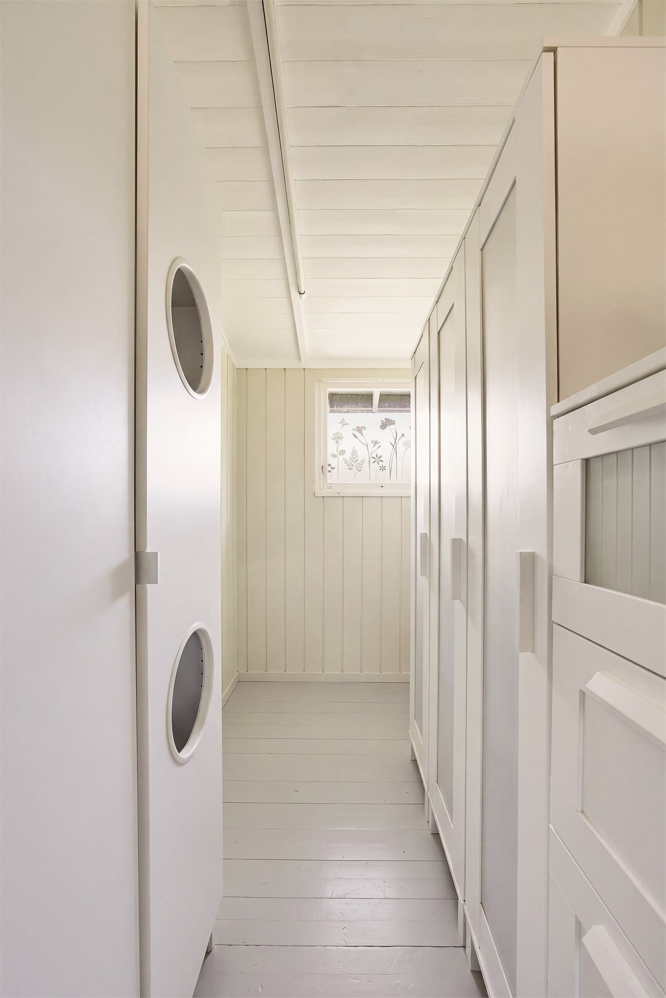 Innenfor soverommet er det walk-in med plass til flere garderobeskap for oppbevaring.