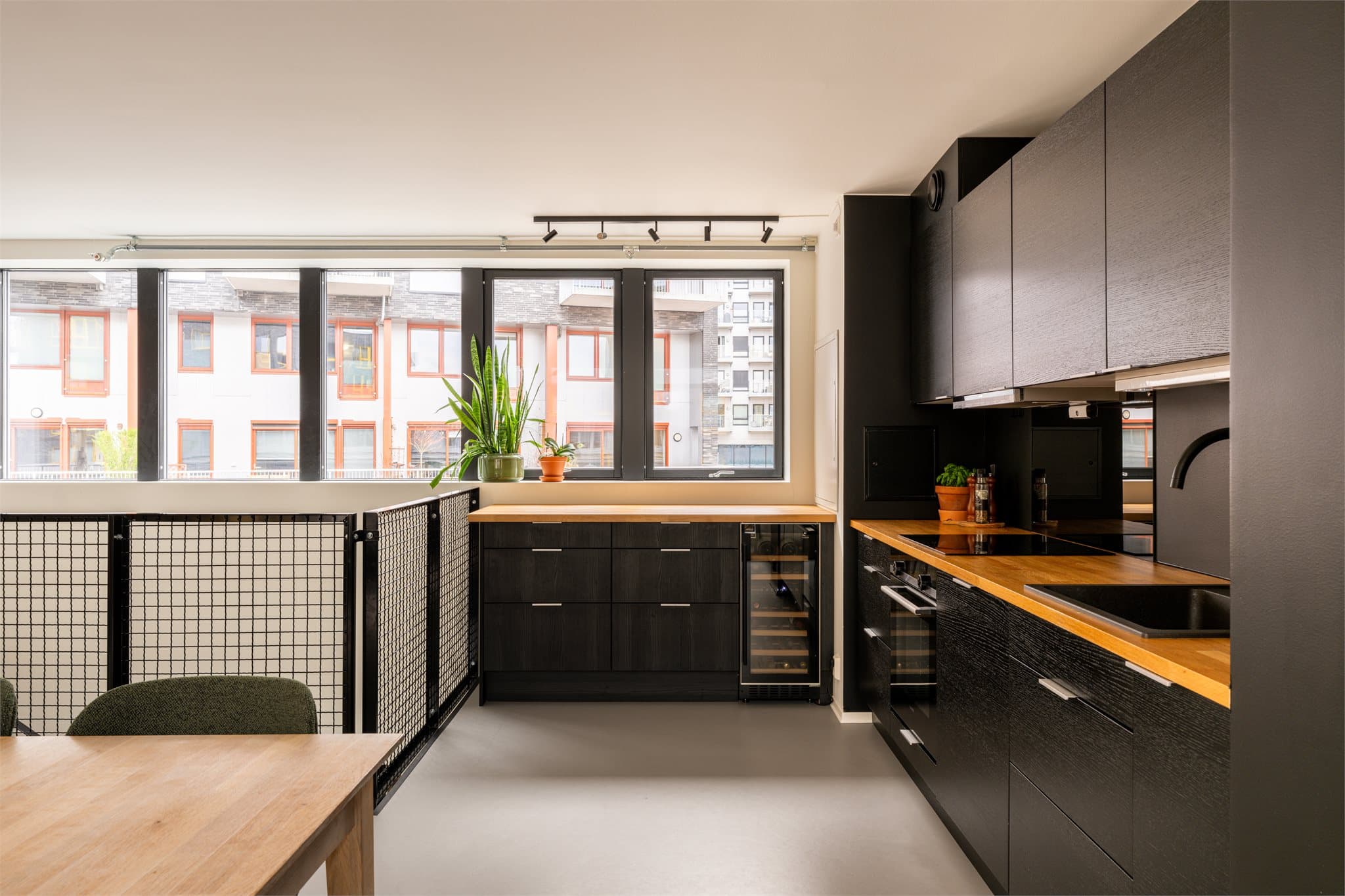 Store vinduer på begge sider sørger for rikelig lysinnslipp og en luftig romfølelse.