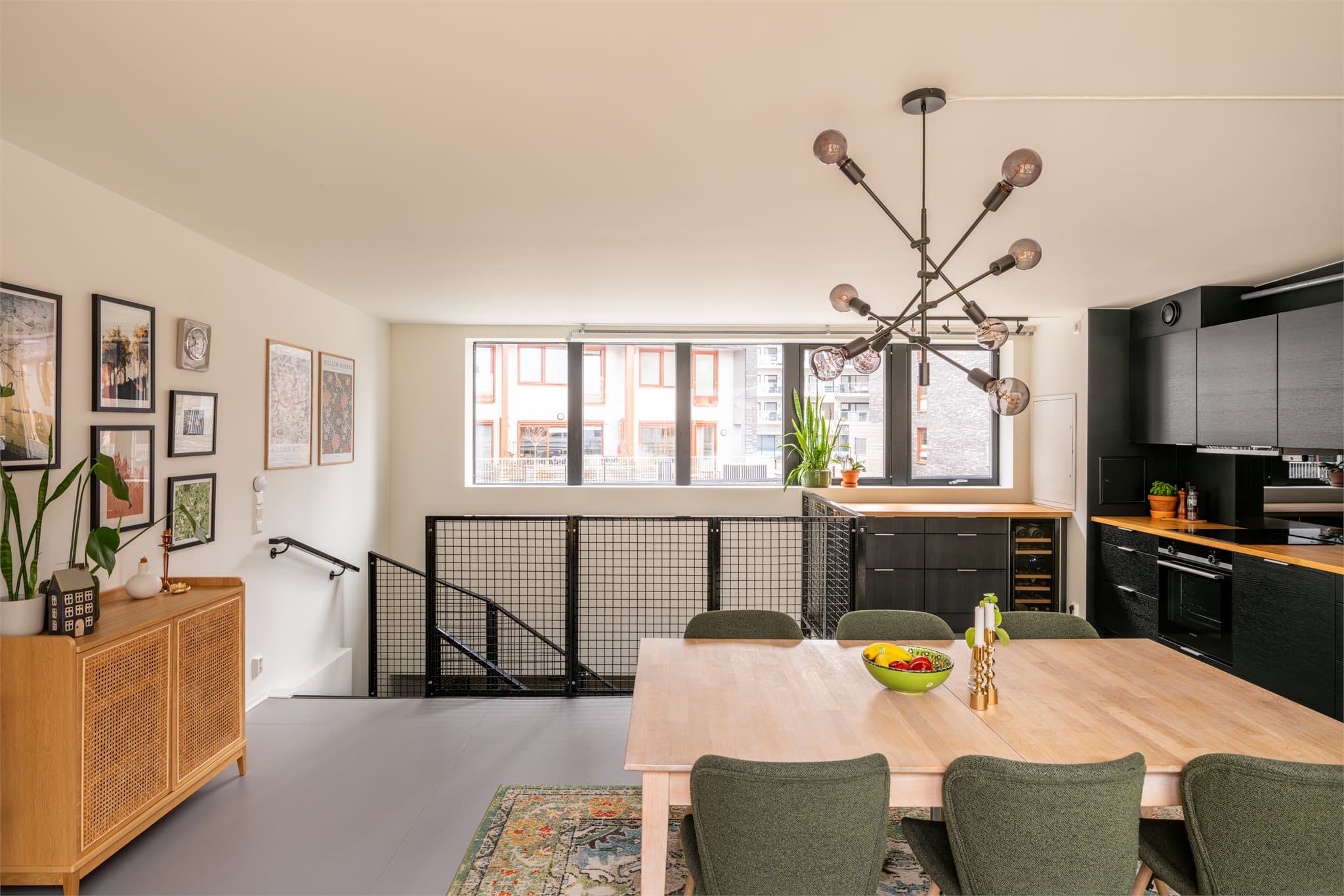 Et luftig og sosialt rom som innbyr til hyggelige sammenkomster.