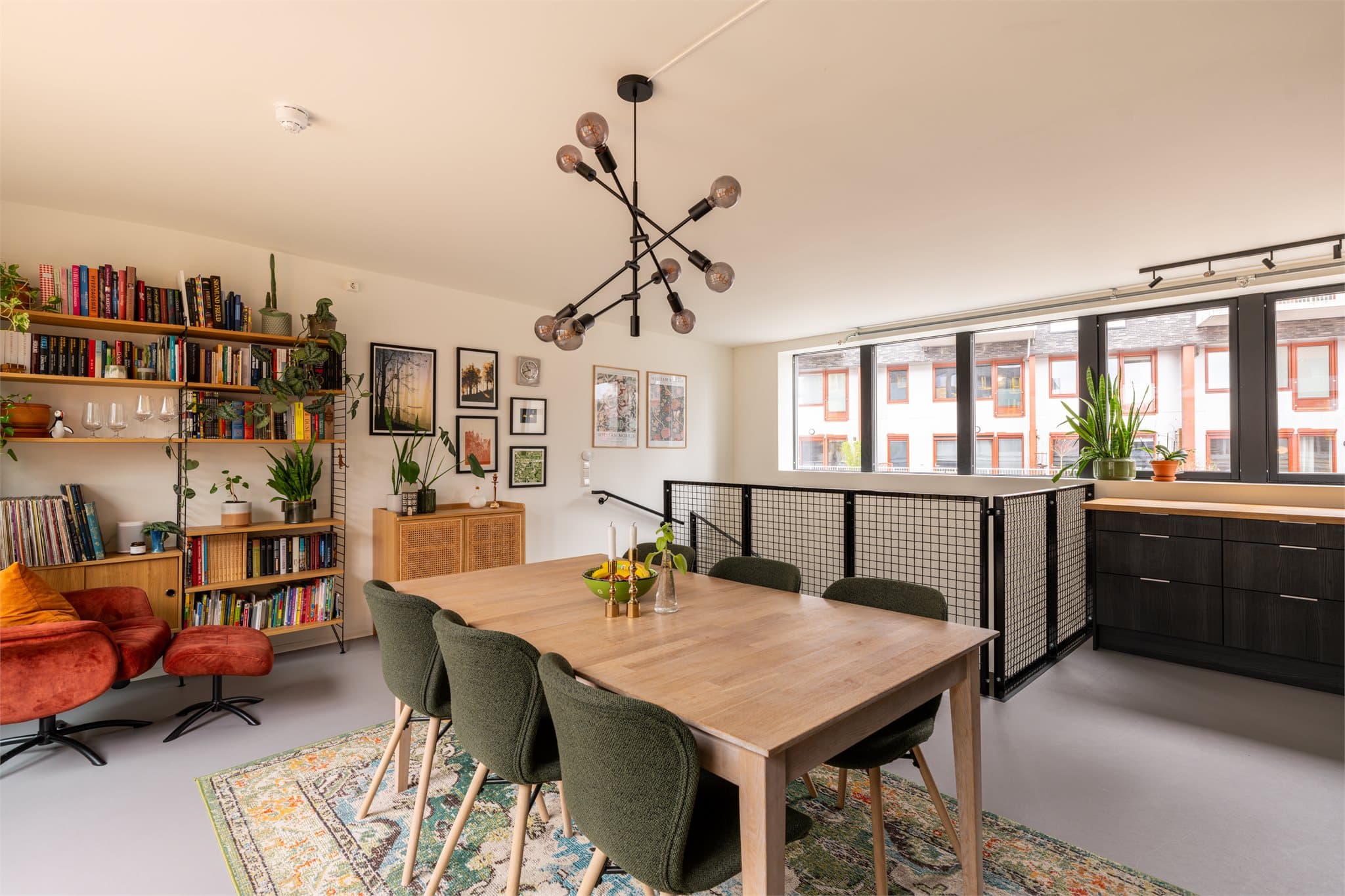 Spisebordet får en naturlig plassering midt i rommet.