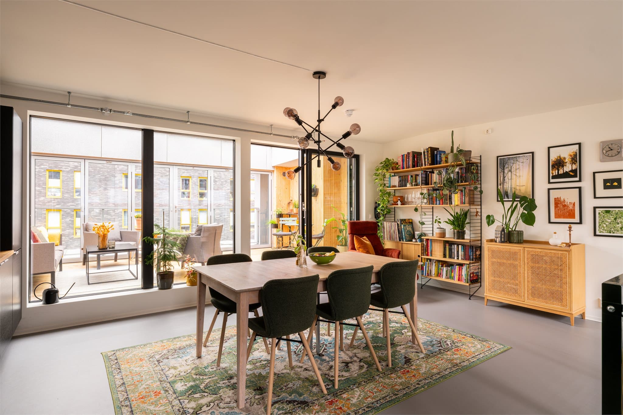 Boligen strekker seg over to plan og 3. etasje (boligens 2. etasje) byr på en flott spisestue med kjøkken i åpen løsning.