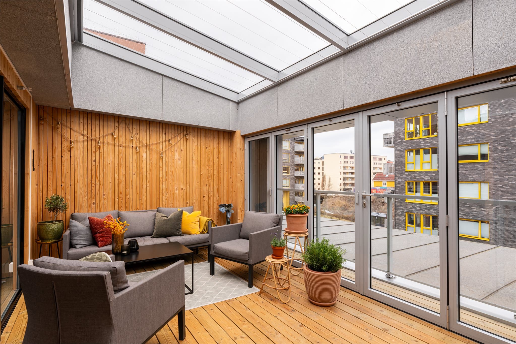 En fantastisk vinterhage med godt lysinnslipp fra takvinduer og vinduer fra gulv til tak.