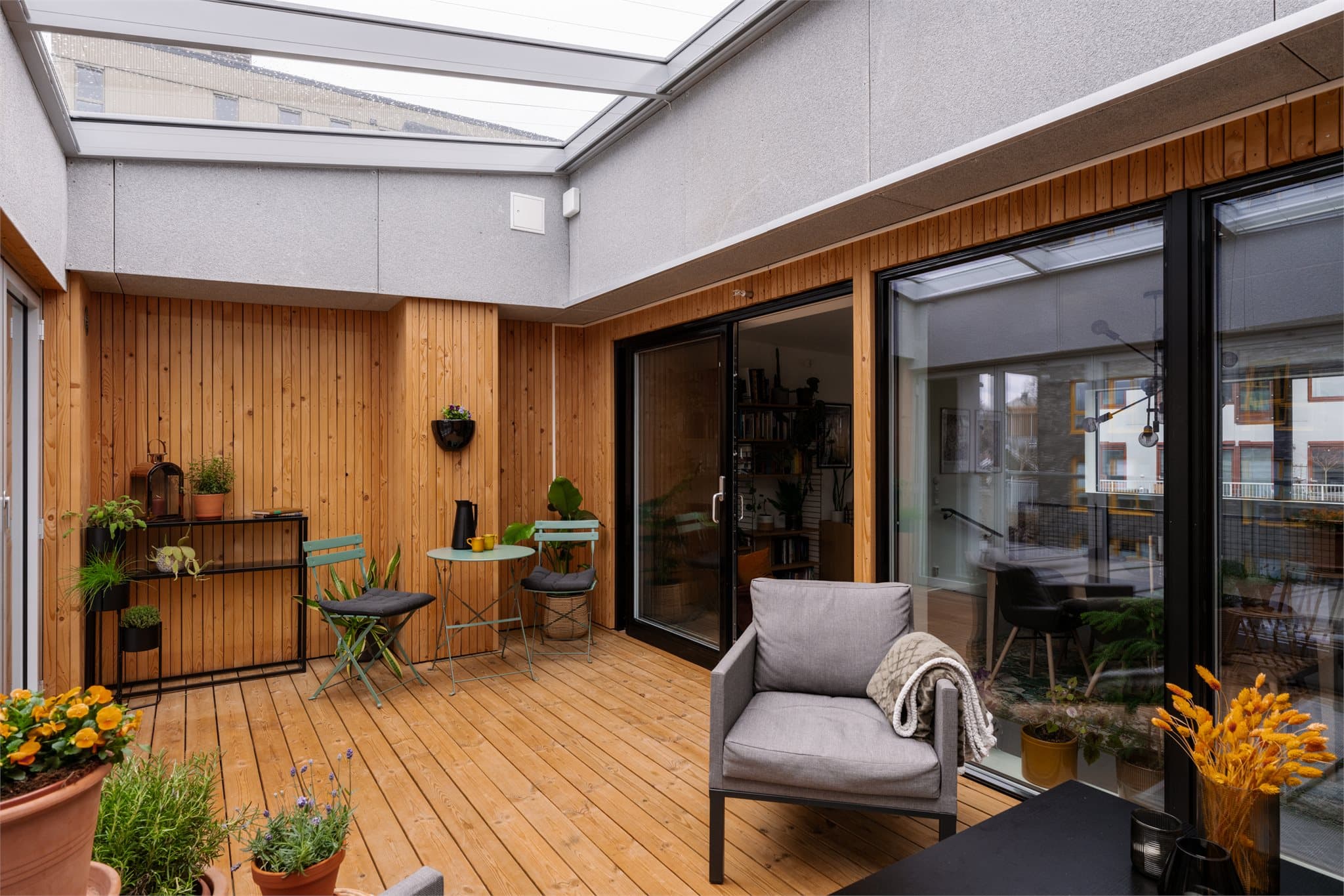 Stort og luftig med plass til å skape flere soner for avslapning og samvær.