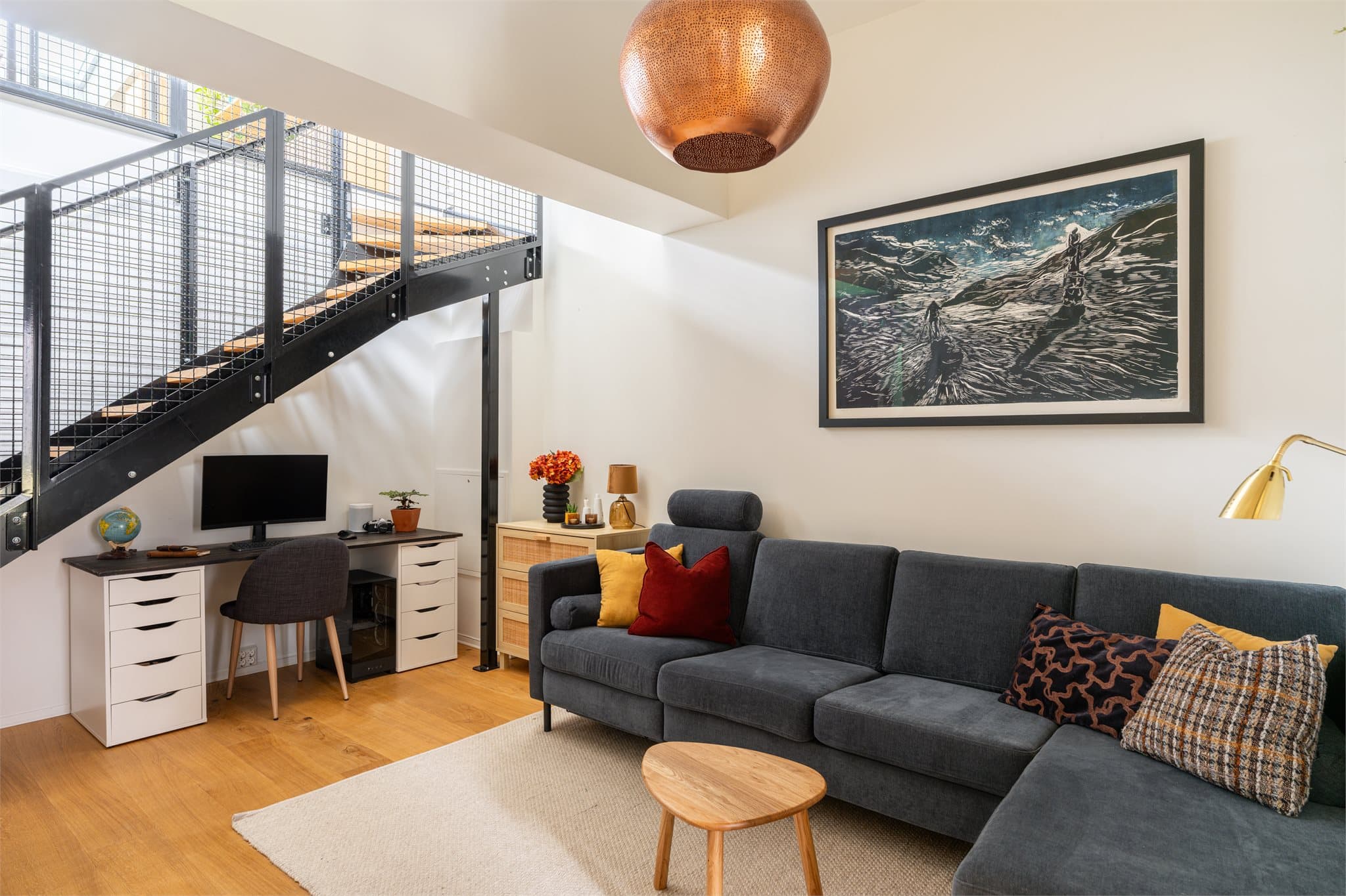 Her får dere en lys og innbydende stue som egner seg perfekt som TV-stue og et naturlig samlingspunkt.