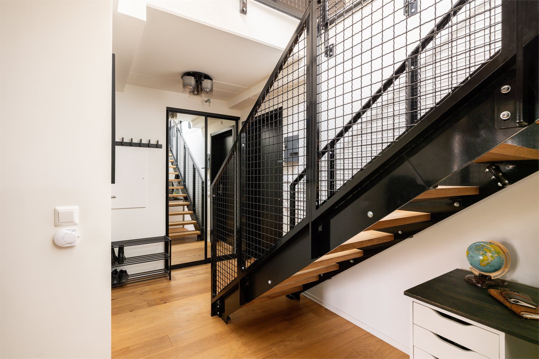 Entréen er utstyrt med en praktisk, spesialtilpasset skyvedørsgarderobe.