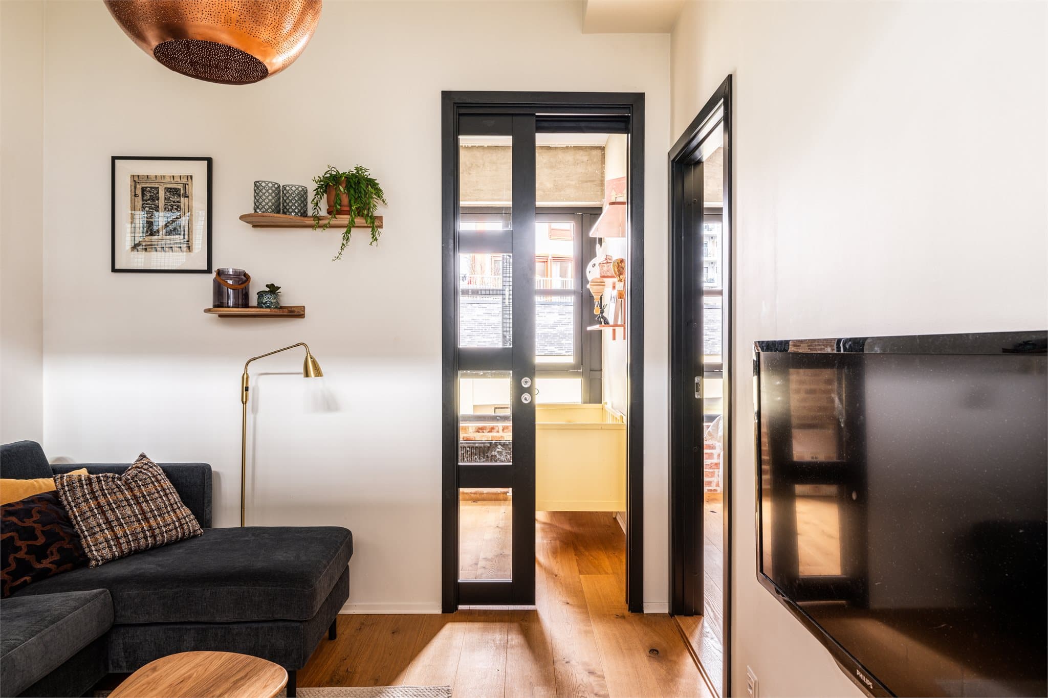 På gulvet er det lagt en flott 1-stavs parkett.