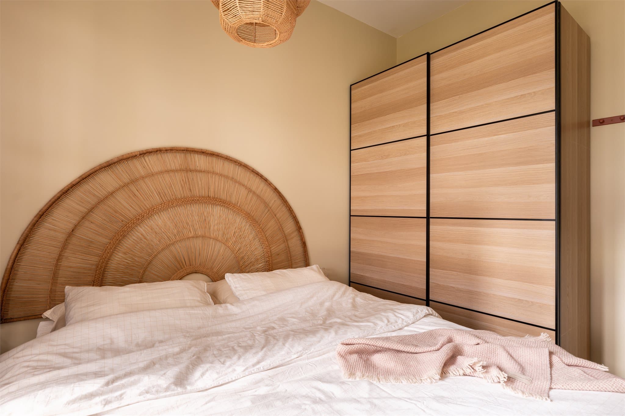 Soverommet har behagelige farge- og materialvalg, samt god oppbevaringsplass i en praktisk garderobe.