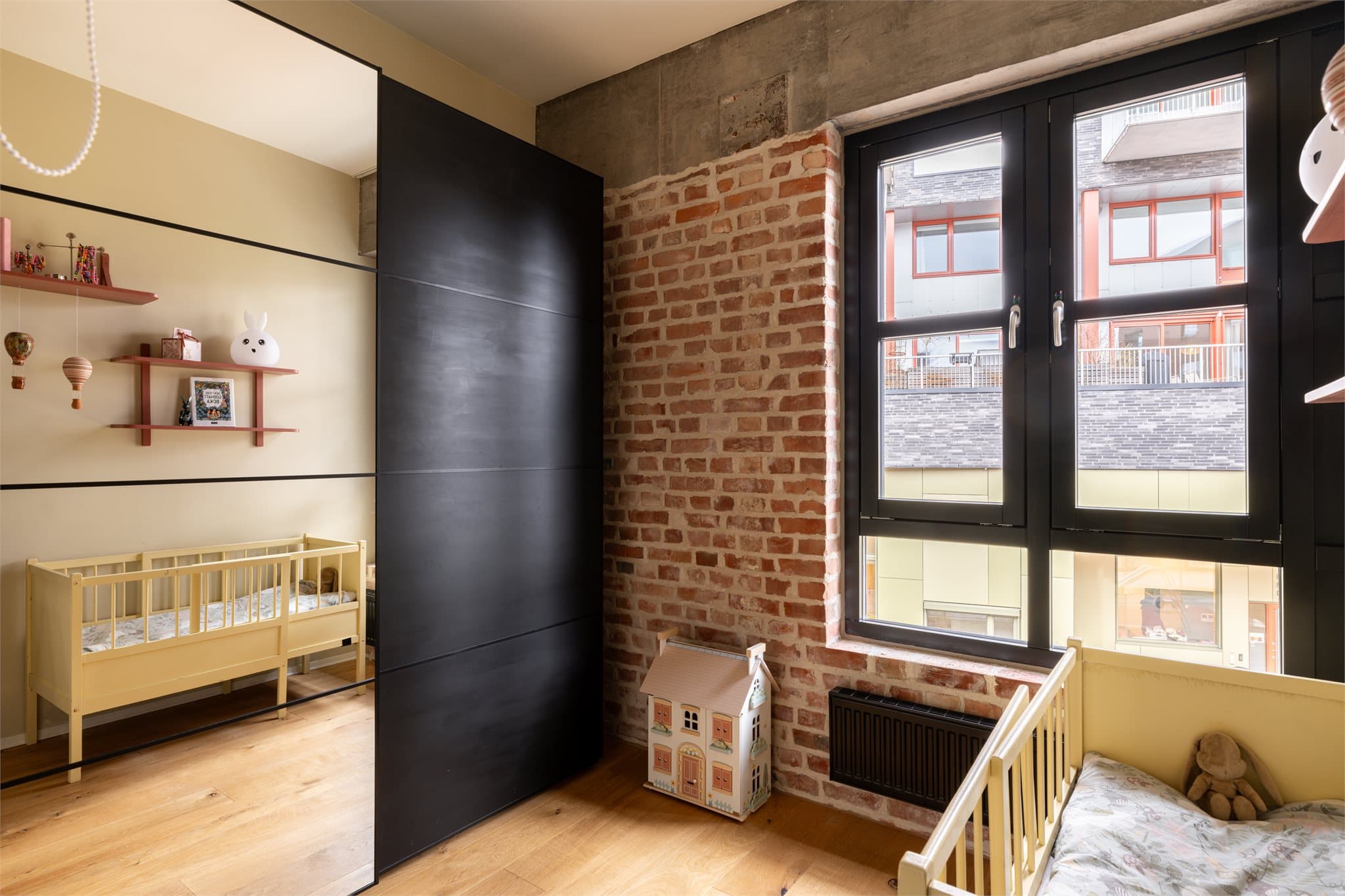 Flott soverom 2 - perfekt som barnerom, gjesterom eller kontor.