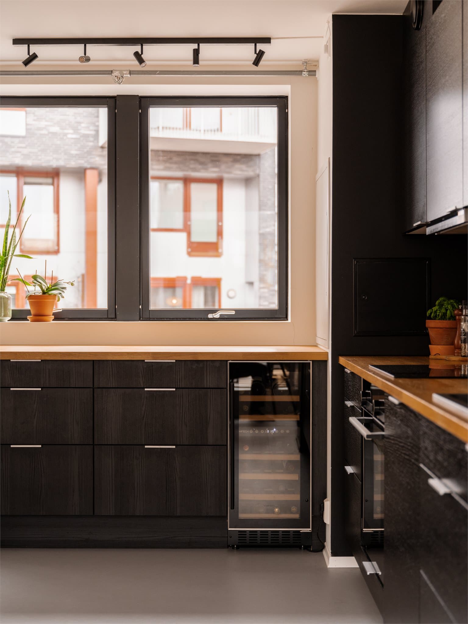 Den gode kombinasjonen av skap- og benkeplass gir et arbeidsvennlig og funksjonelt kjøkken hvor det er lett å tilberede et hvert måltid.