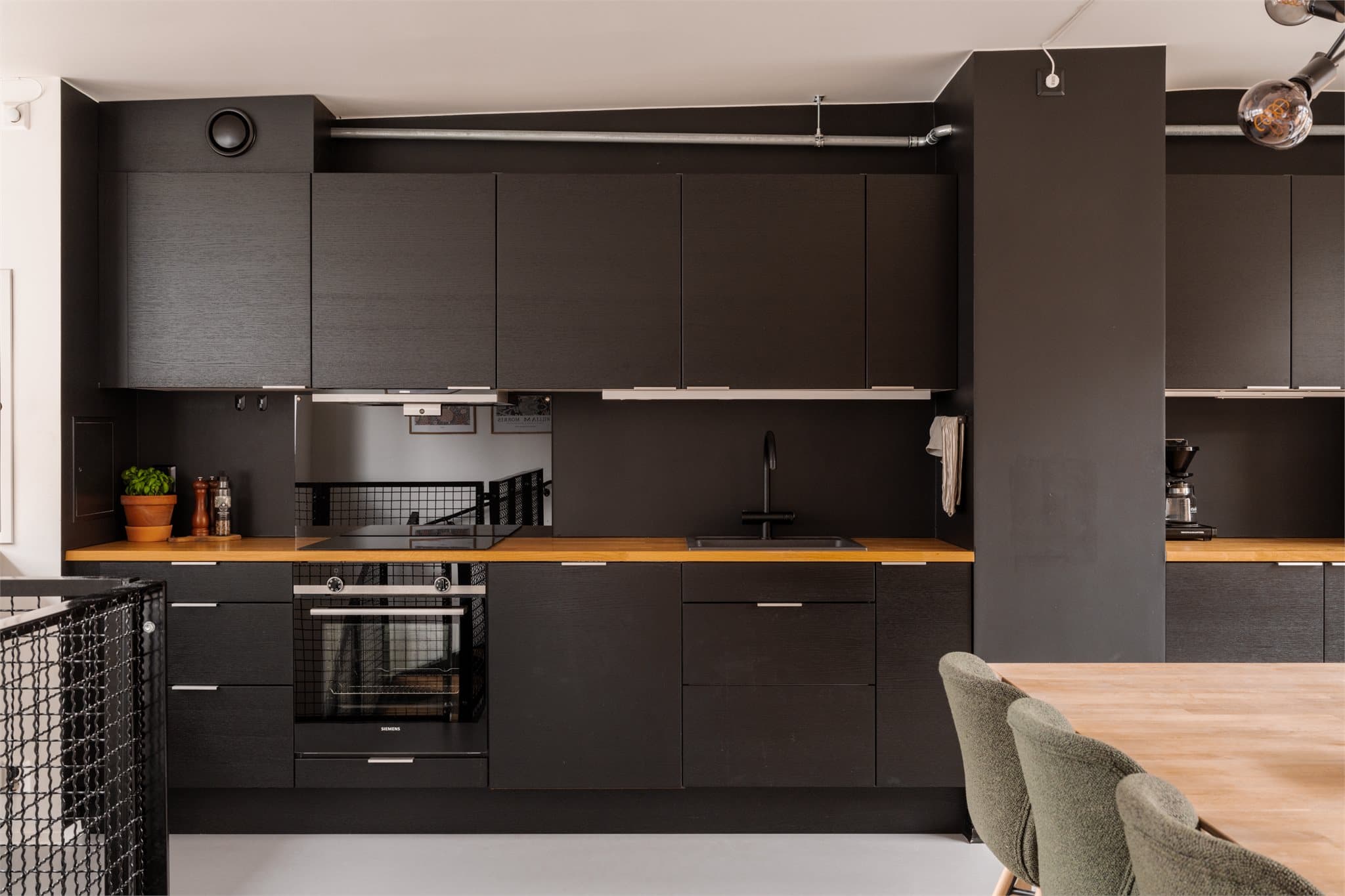 Stilrent og elegant kjøkken med spesielt god plassutnyttelse.