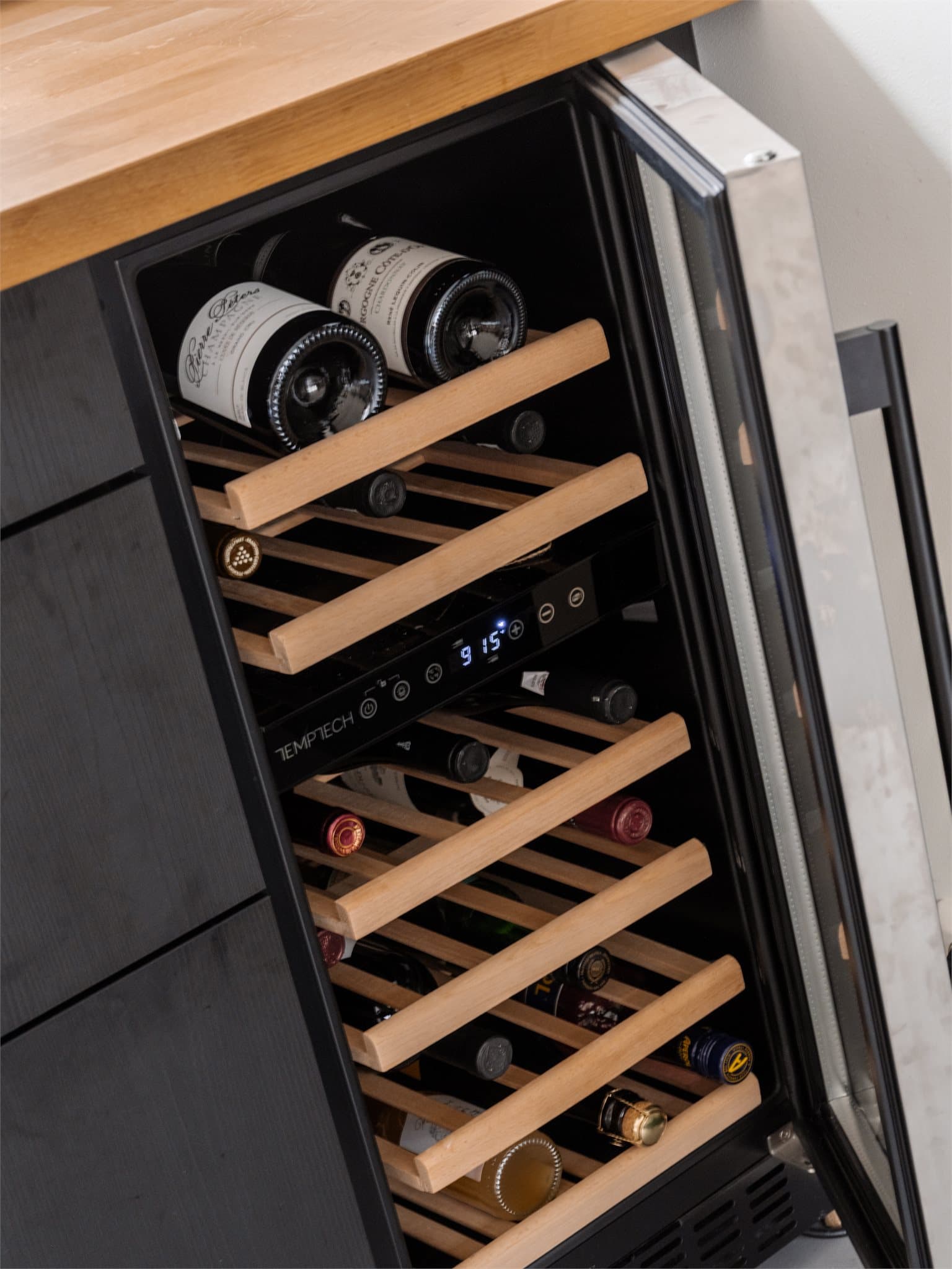 Eksklusivt integrert vinskap som setter prikken over i-en på det stilrene kjøkkenet.