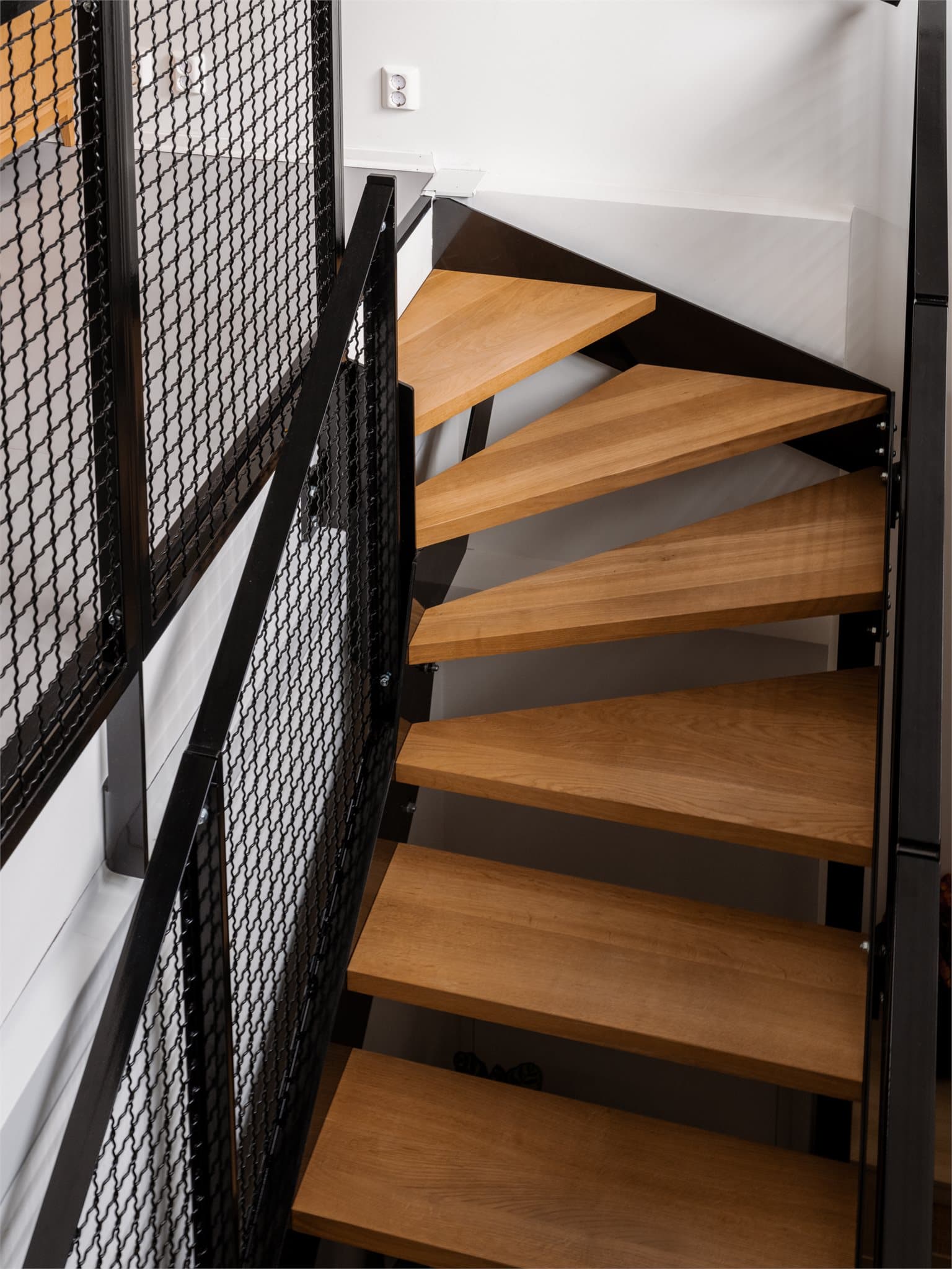 En lekker eiketrapp binder de to etasjene sammen.