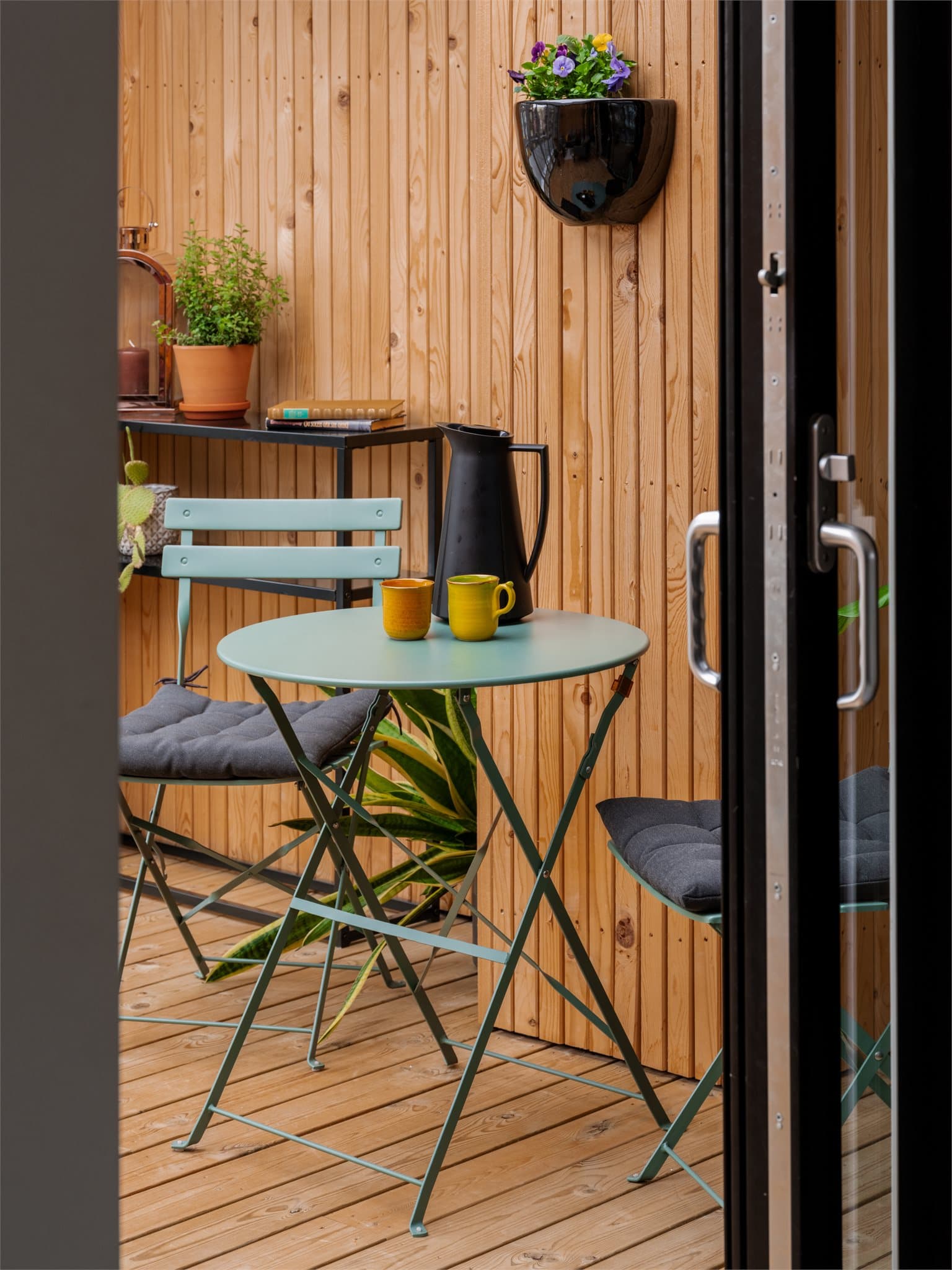 Et unikt hjem med mye historie! Et opprinnelig verkstedbygg fra midten av 1800-tallet, stilfullt transformert til moderne leiligheter i 2021.