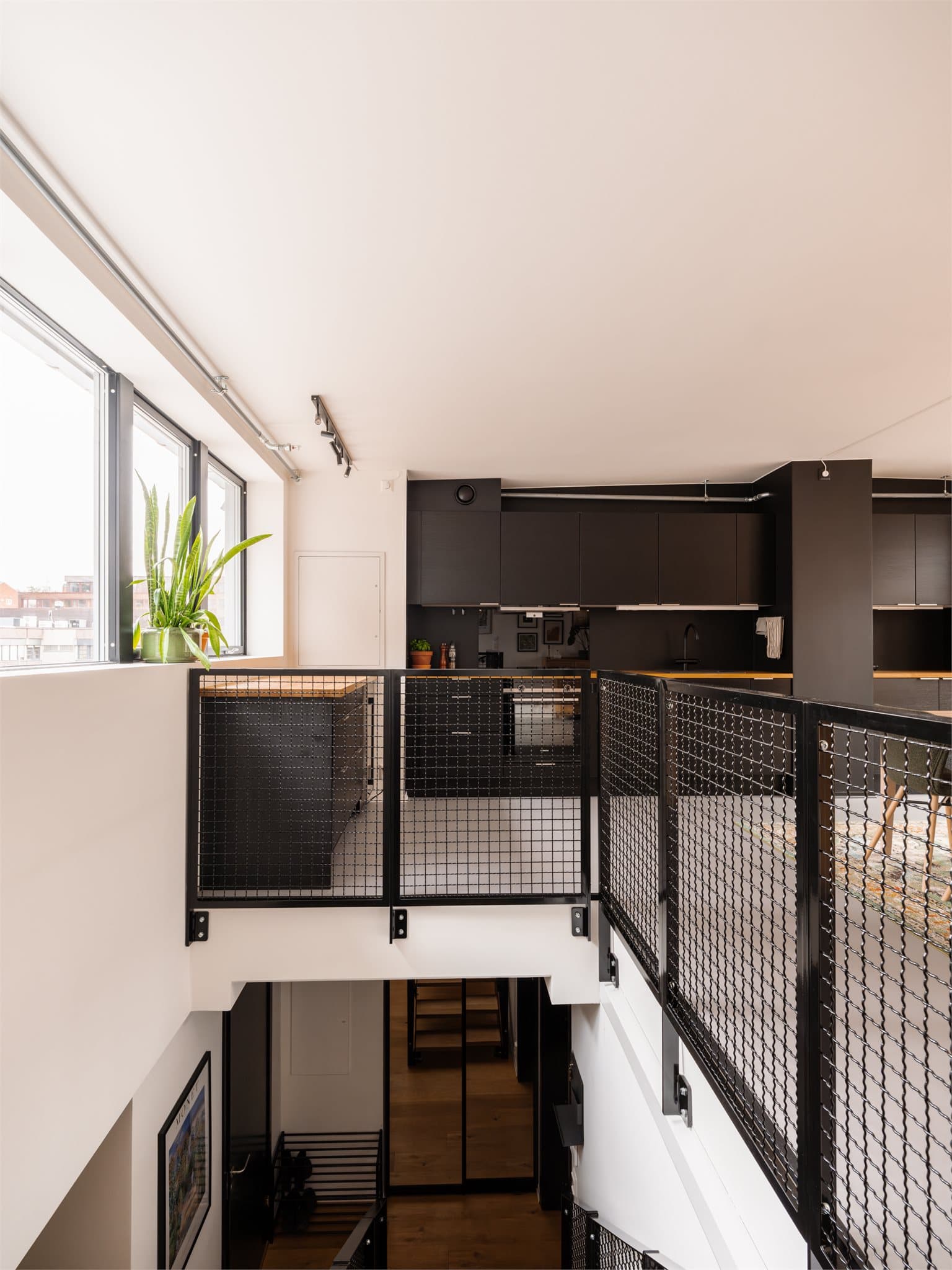 Moderne fabrikkleilighet med industrielle detaljer, smarte løsninger og en særegen karakter.