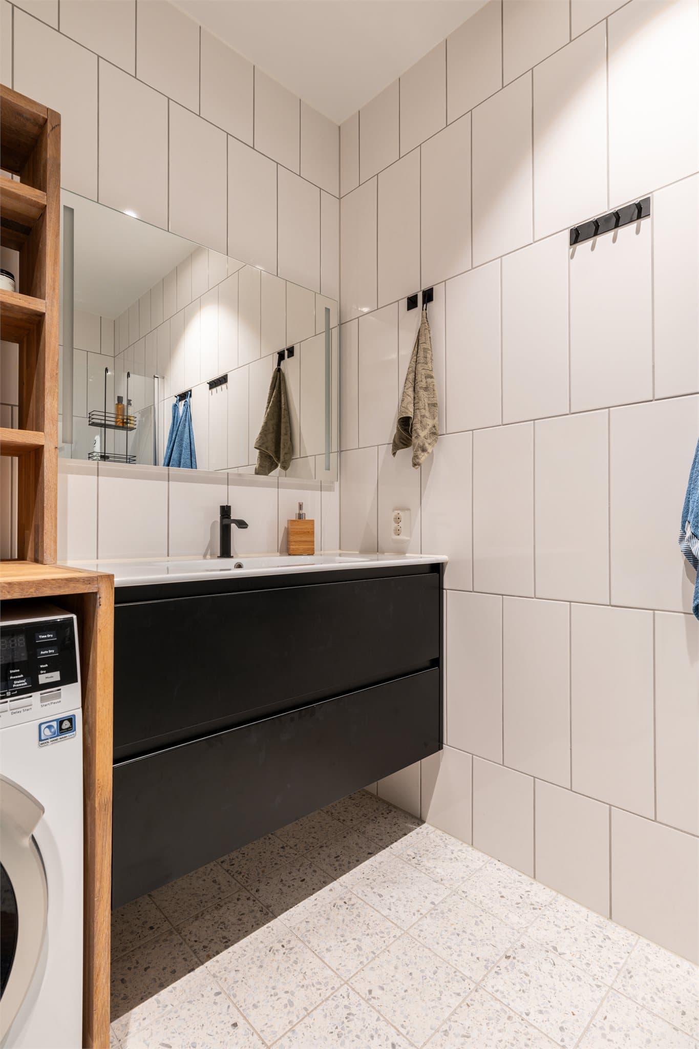 Badet har en romslig baderomsinnredning med god lagringsplass.