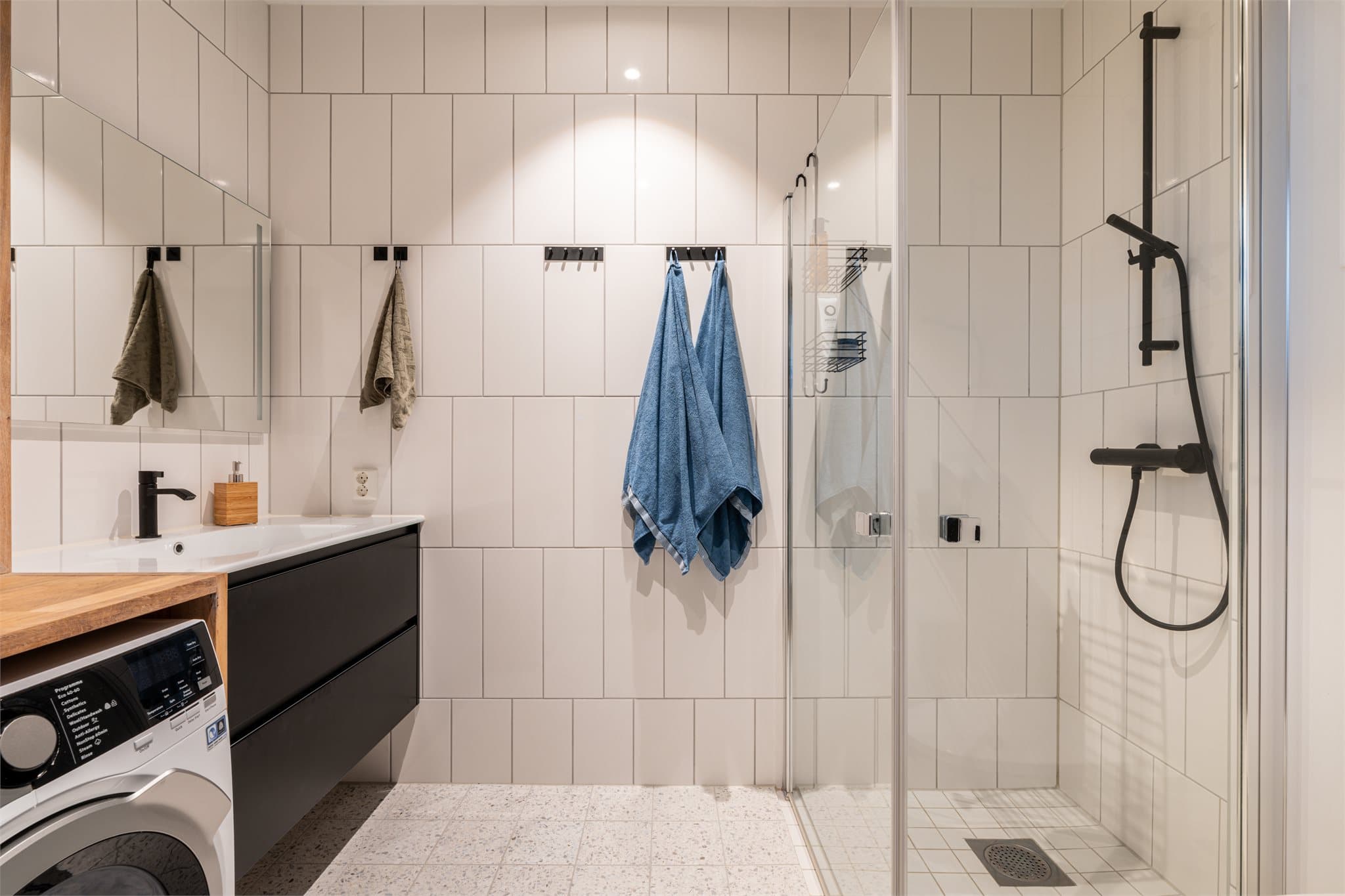 Innbydende baderom med vannbåren gulvvarme.