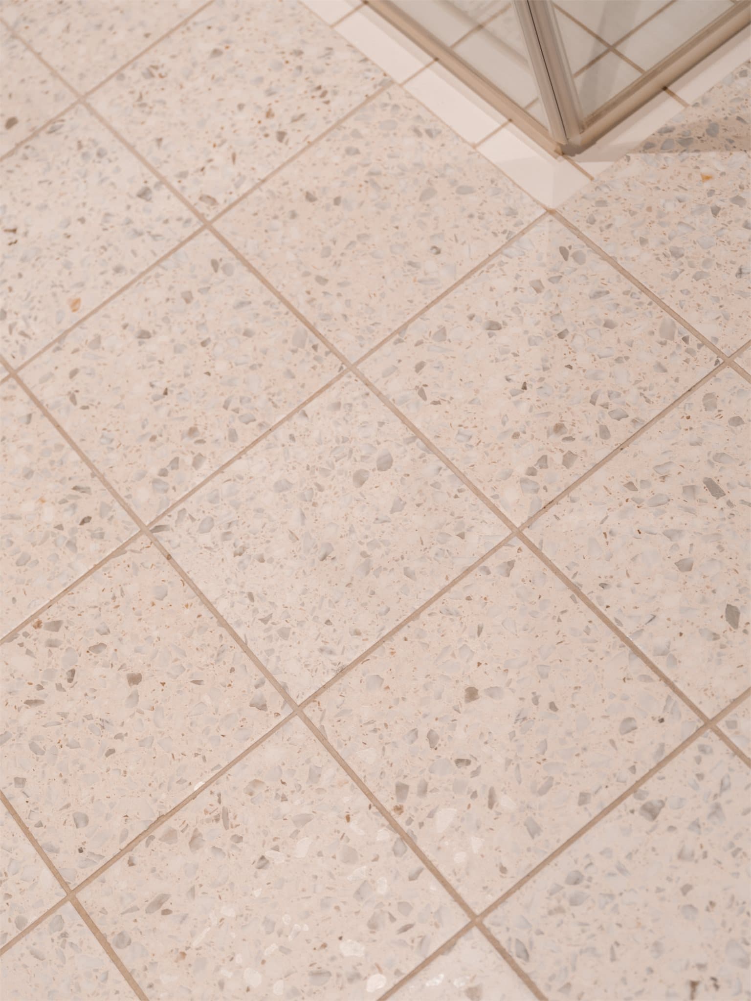 Detaljer - lekre fliser på gulvet.