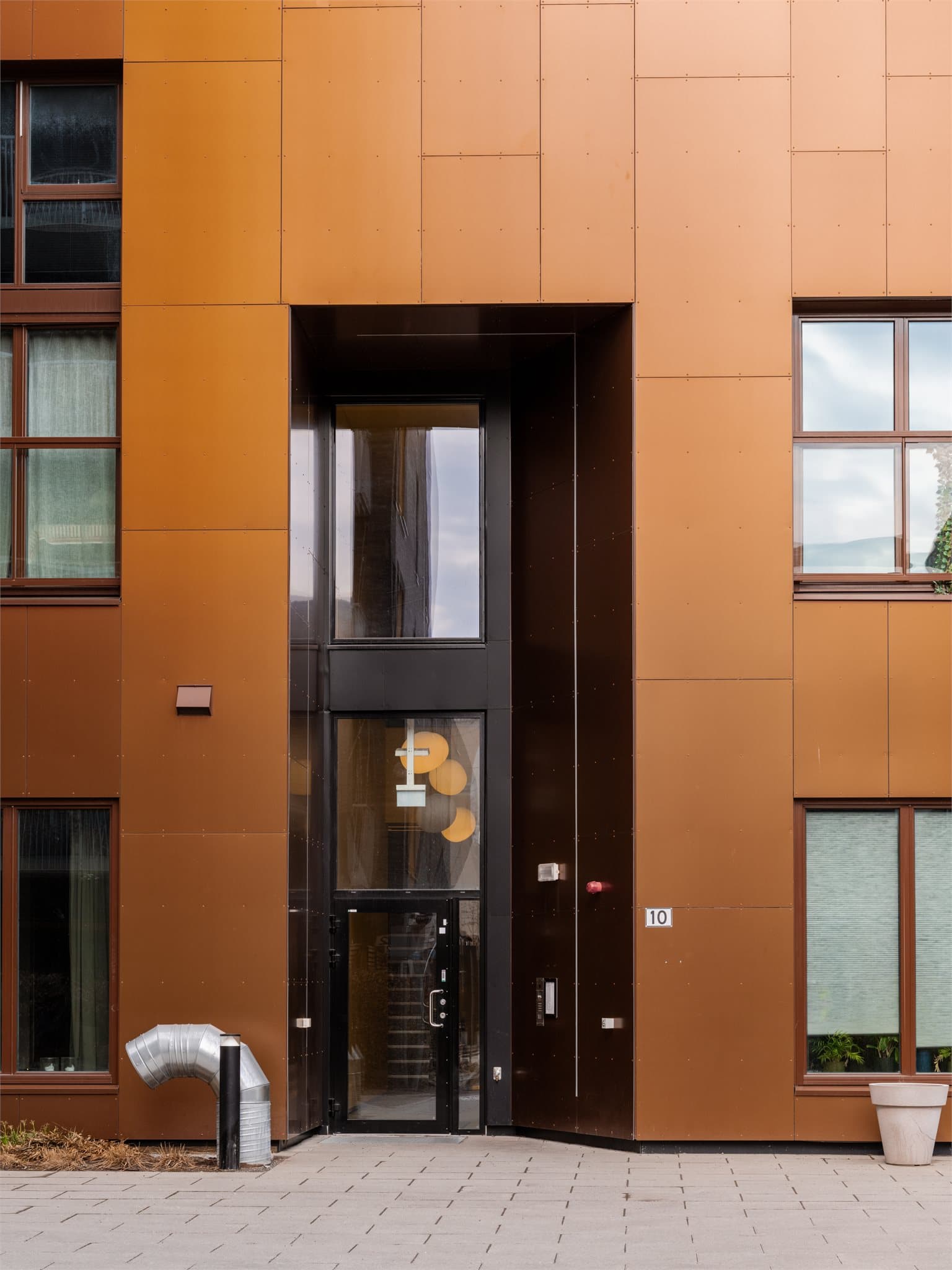 Hovedinngang til bygget. Her finner du heisen.