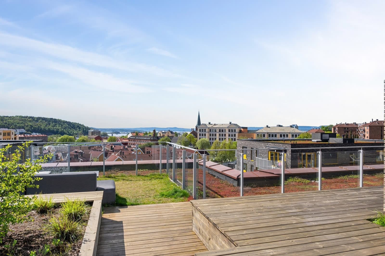 Her kan dere nyte nydelig utsikt over nærområdet.