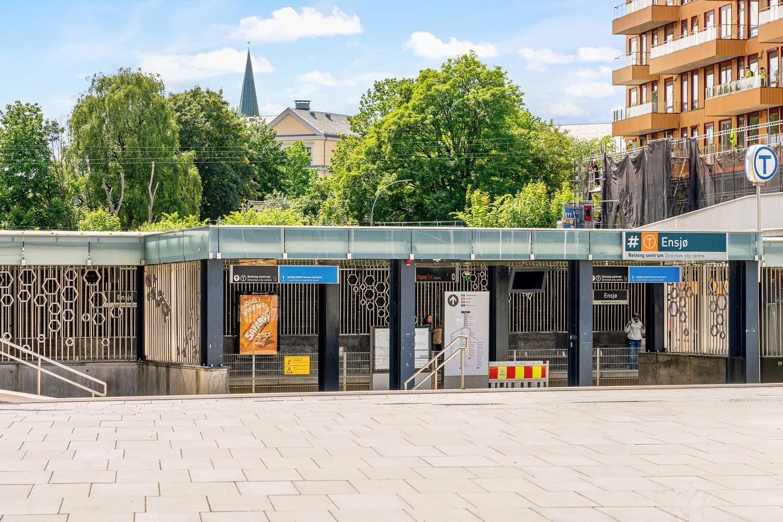 Ensjø T-bane er et stenkast fra leiligheten med hyppige avganger (Linje 1,2,3 og 4).