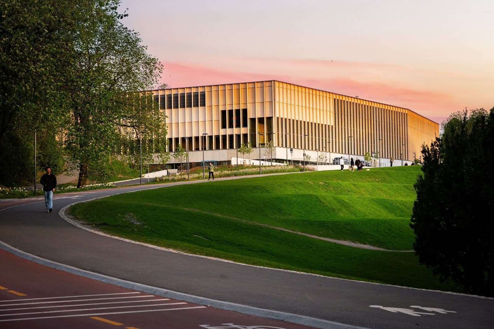 Nye Tøyenbadet ligger kun en rusletur fra leiligheten og er Oslos største badeanlegg, med både innendørs- og utendørsbasseng.