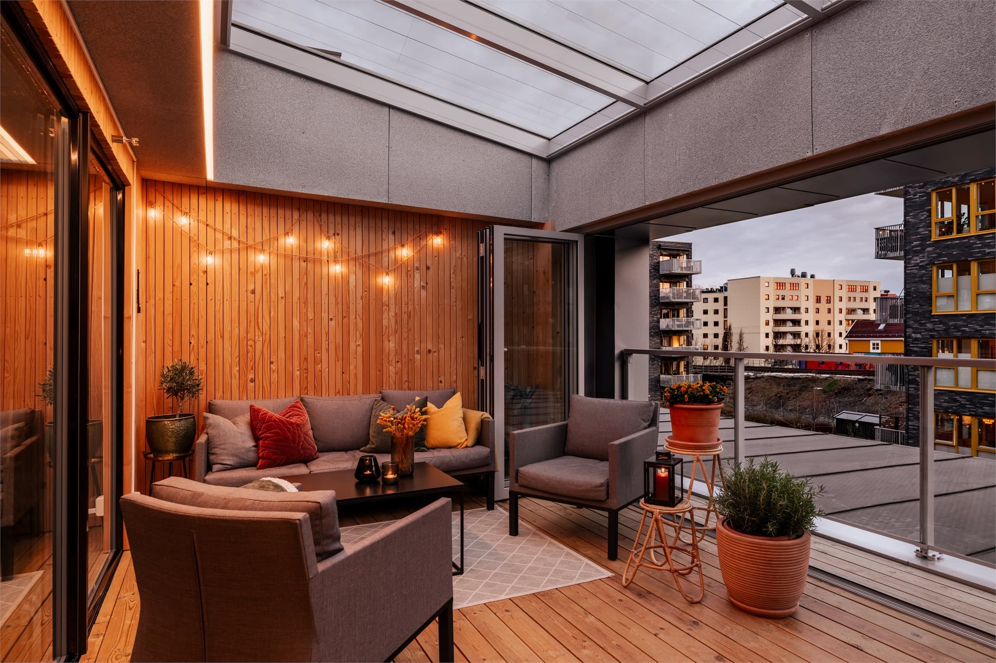 Vinterhagen har foldedører som kan åpnes helt opp, samt elektronisk markiser i takvinduer.