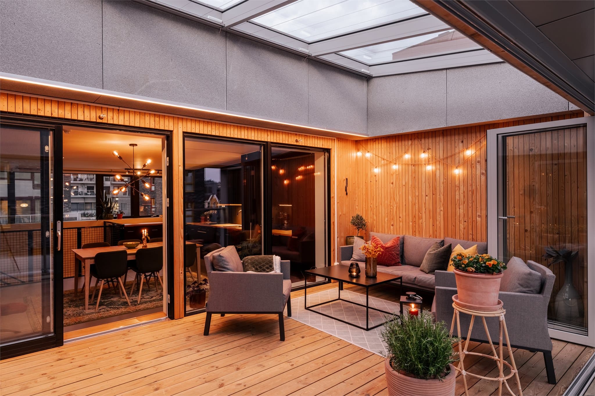 Vinterhagen oppleves lun og innbydende, med god plass og flotte treflater som rammer inn rommet.