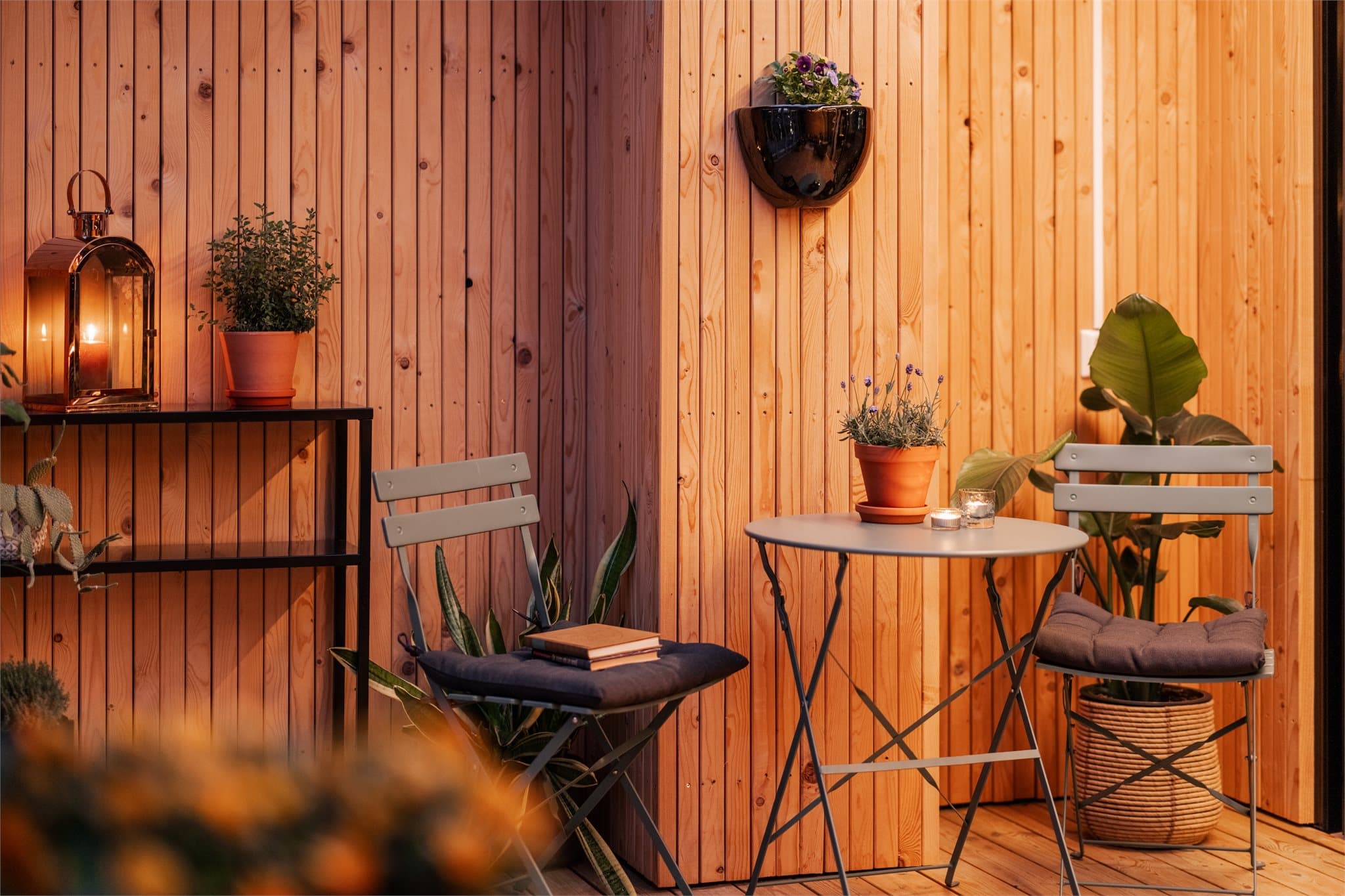 Varme trematerialer skaper en lun og innbydende atmosfære.