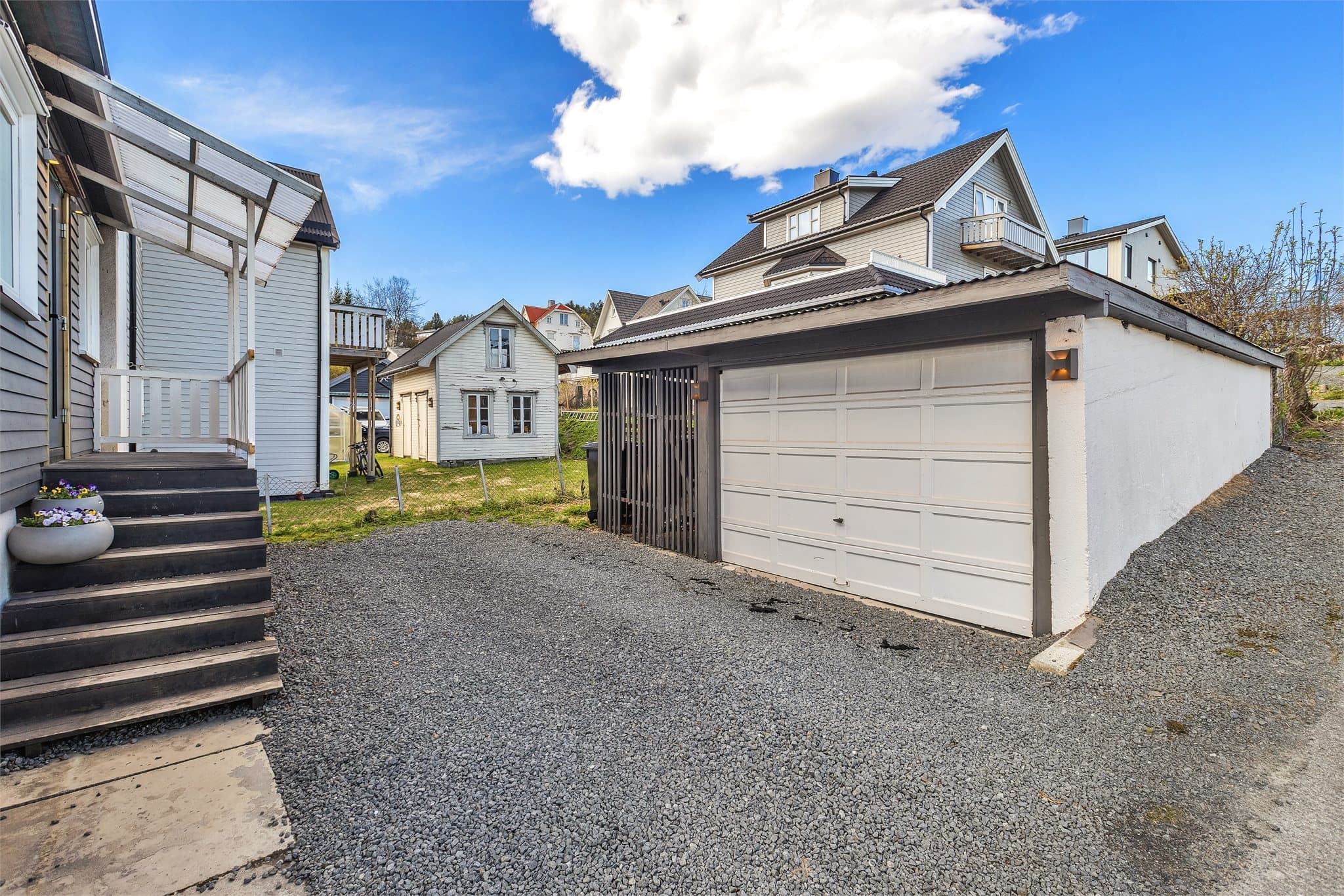 Garasje m/vedskjul