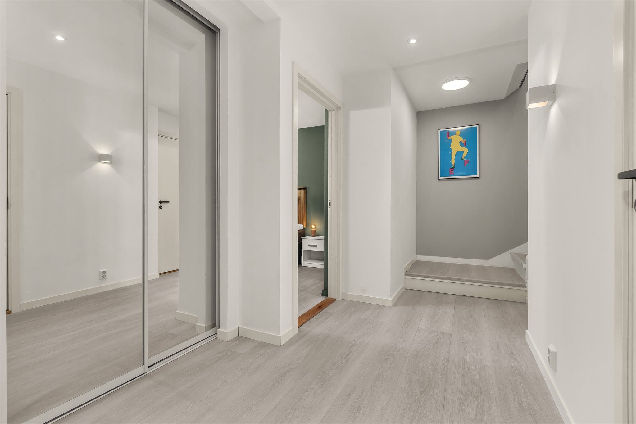 I gangen nede er det montert skyvedørsgarderobe