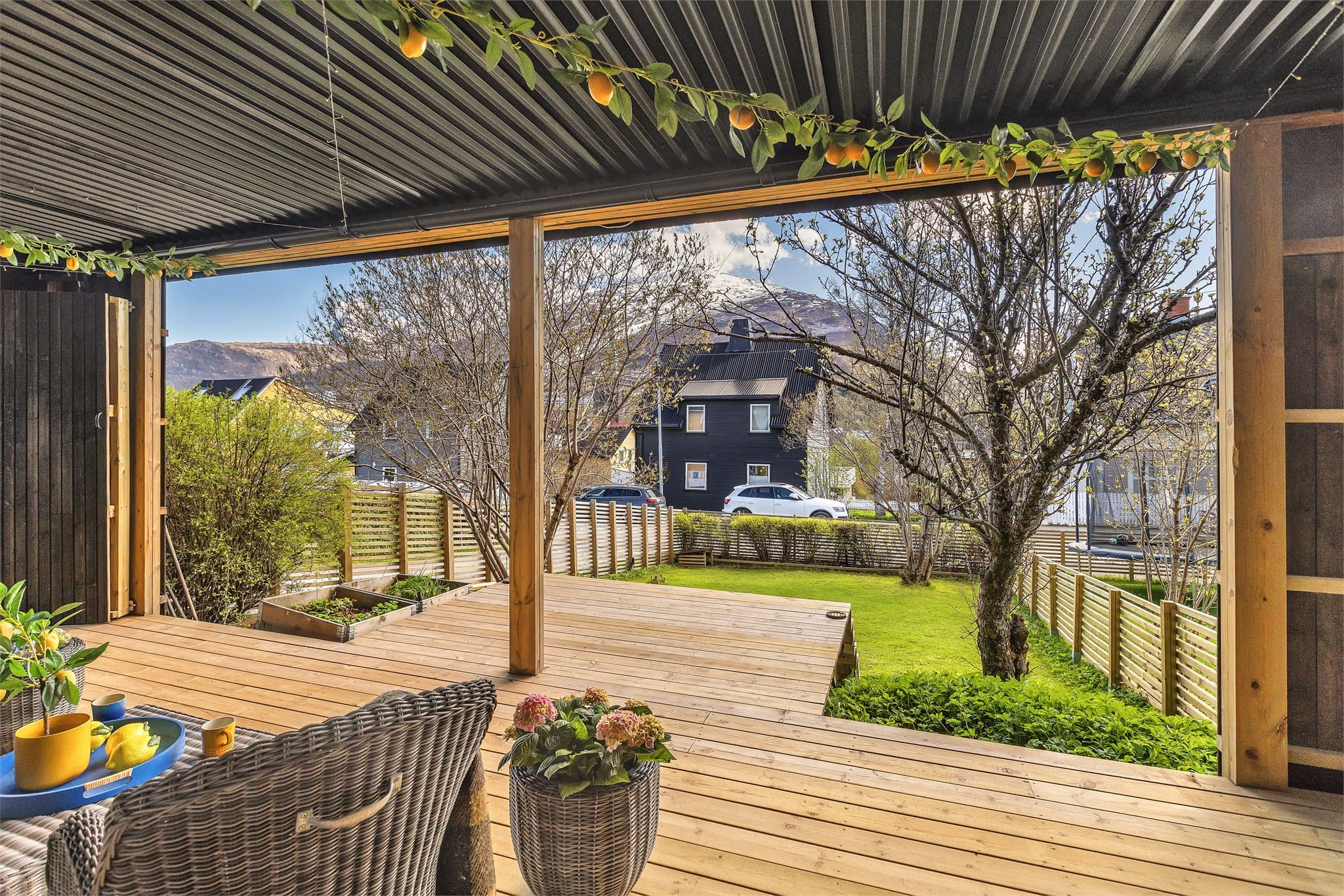 Nydelig takoverbygd markterrasse