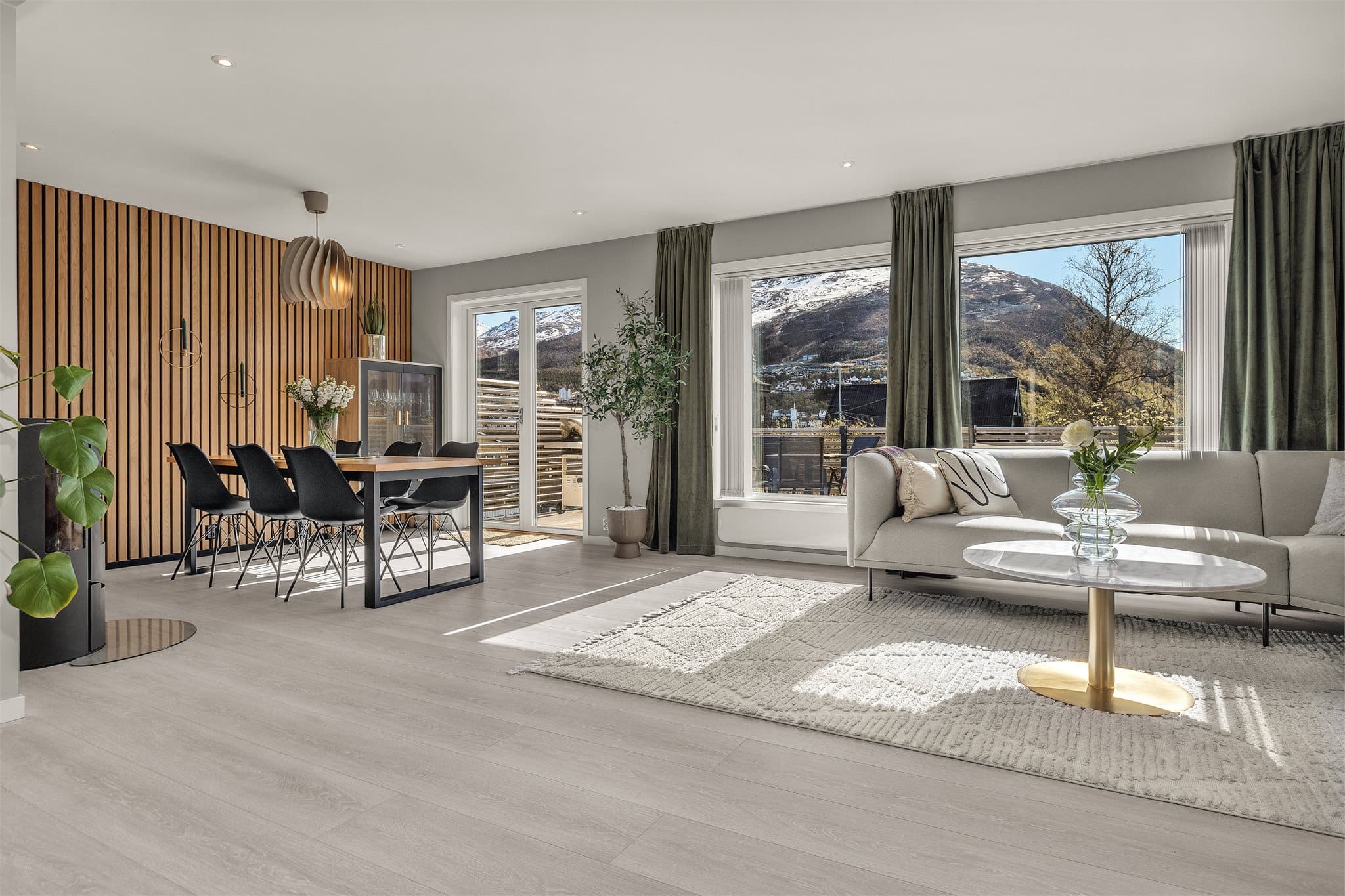 Stuen i åpen løsning med plass til stor sofa og spisegruppe