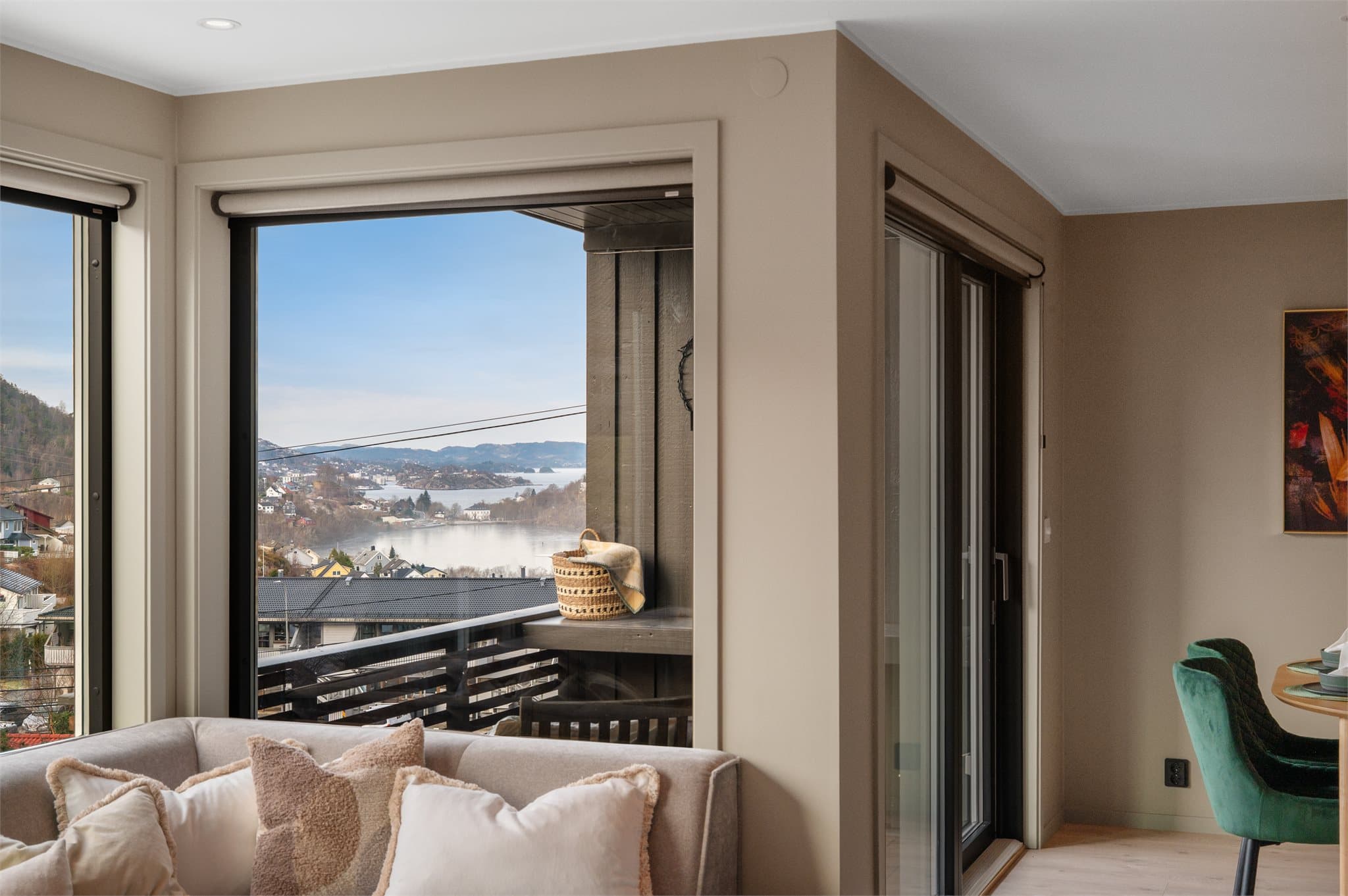 - Vinduene og balkongdørene i boligen ble byttet i 2020 -