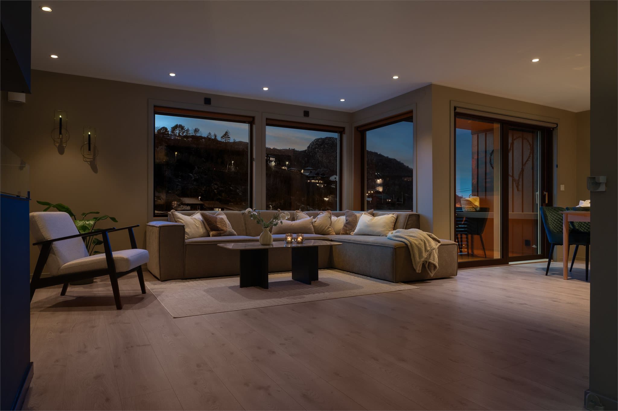 - Listefritt i tak og innfelte spotter i himling skaper et moderne og stilrent inntrykk -